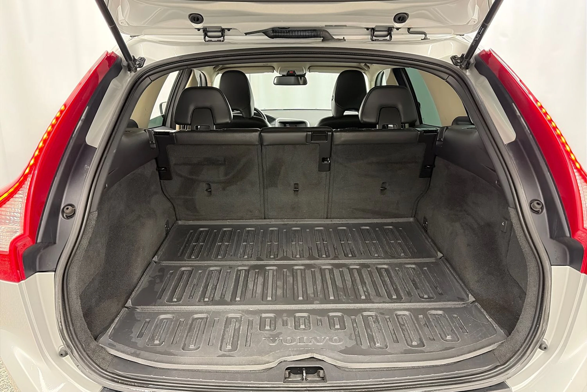 harmaa Volvo XC60 2012 kuva 10.