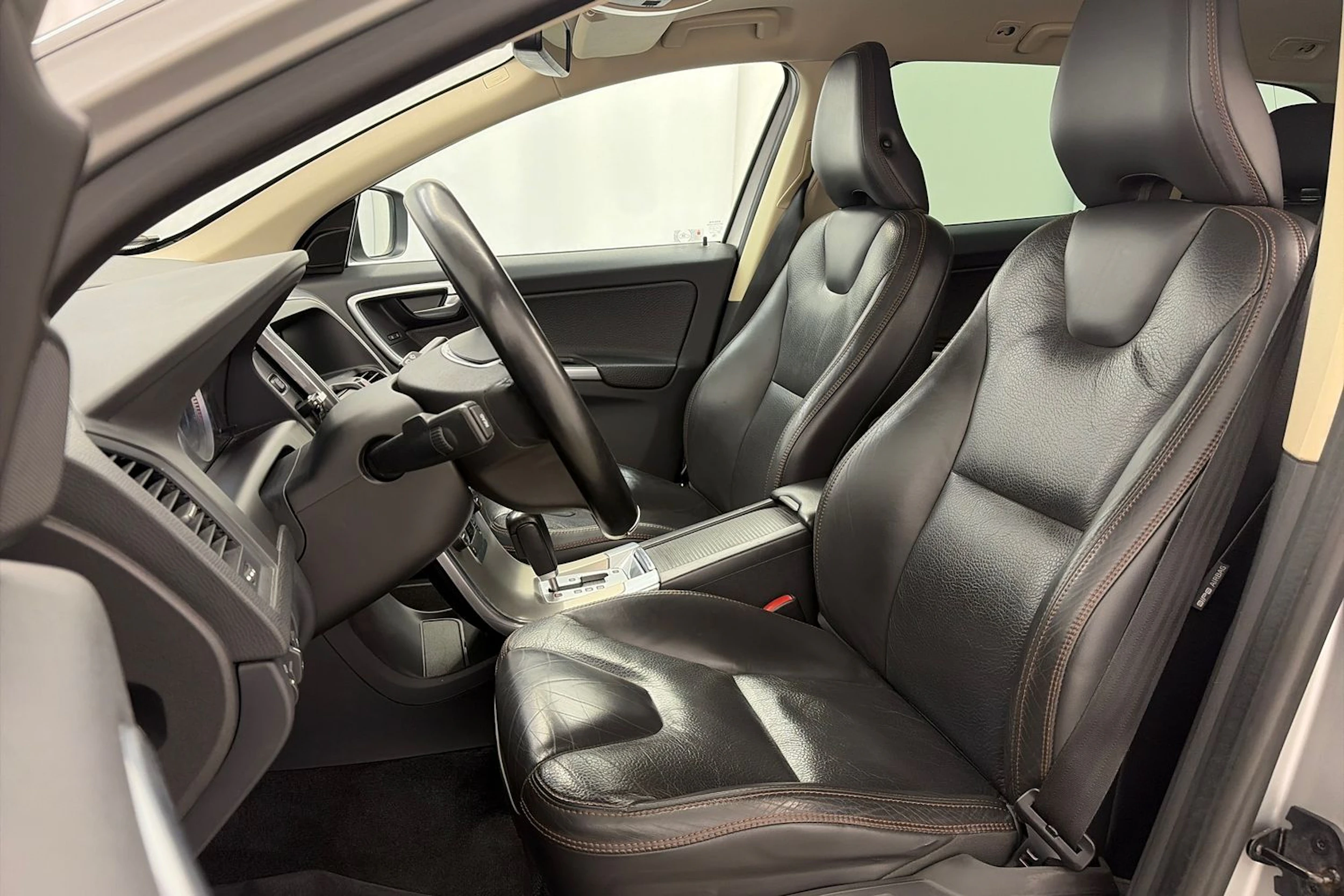 harmaa Volvo XC60 2012 kuva 11.