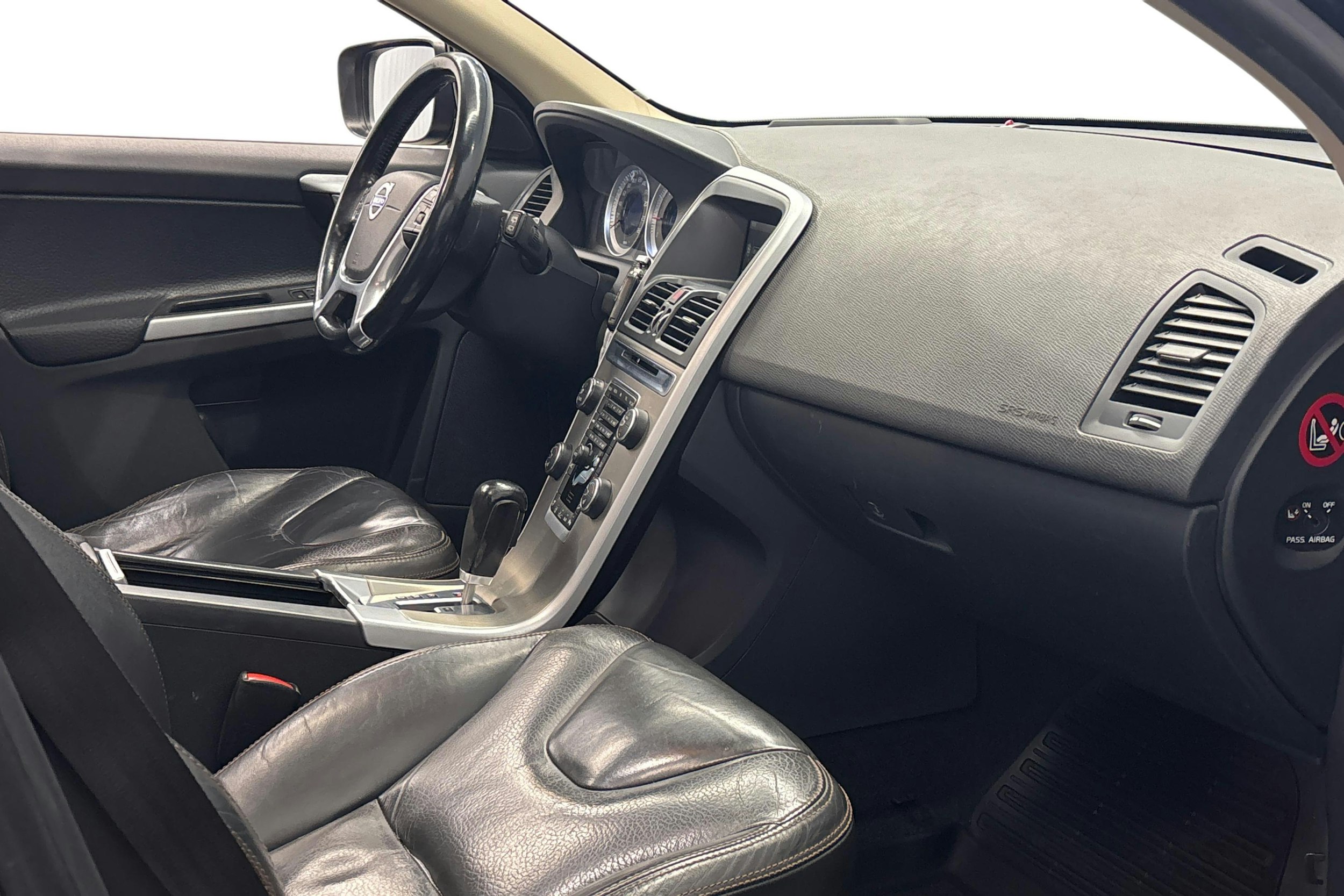 musta Volvo XC60 2012 kuva 8.