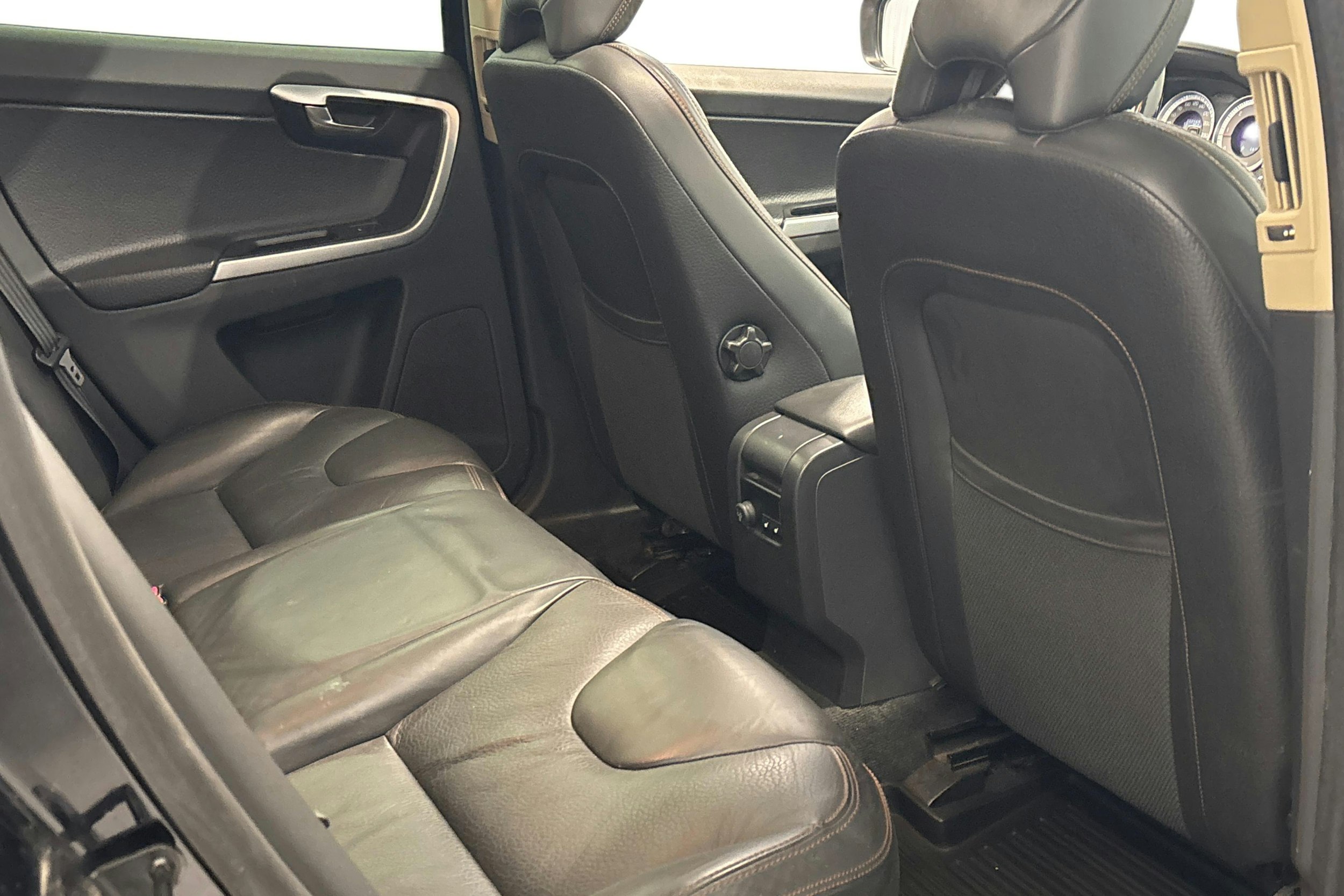 musta Volvo XC60 2012 kuva 9.