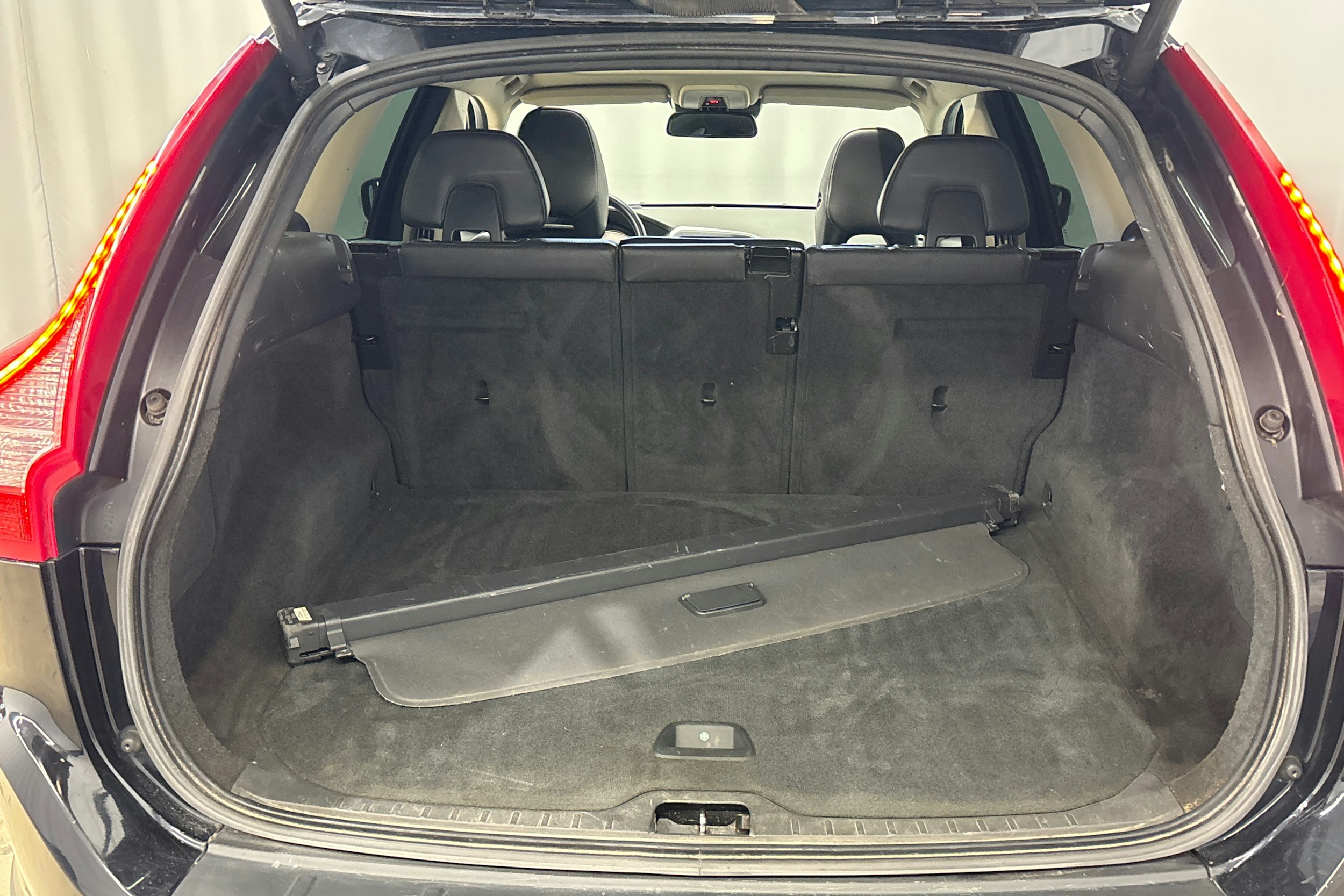 musta Volvo XC60 2012 kuva 11.