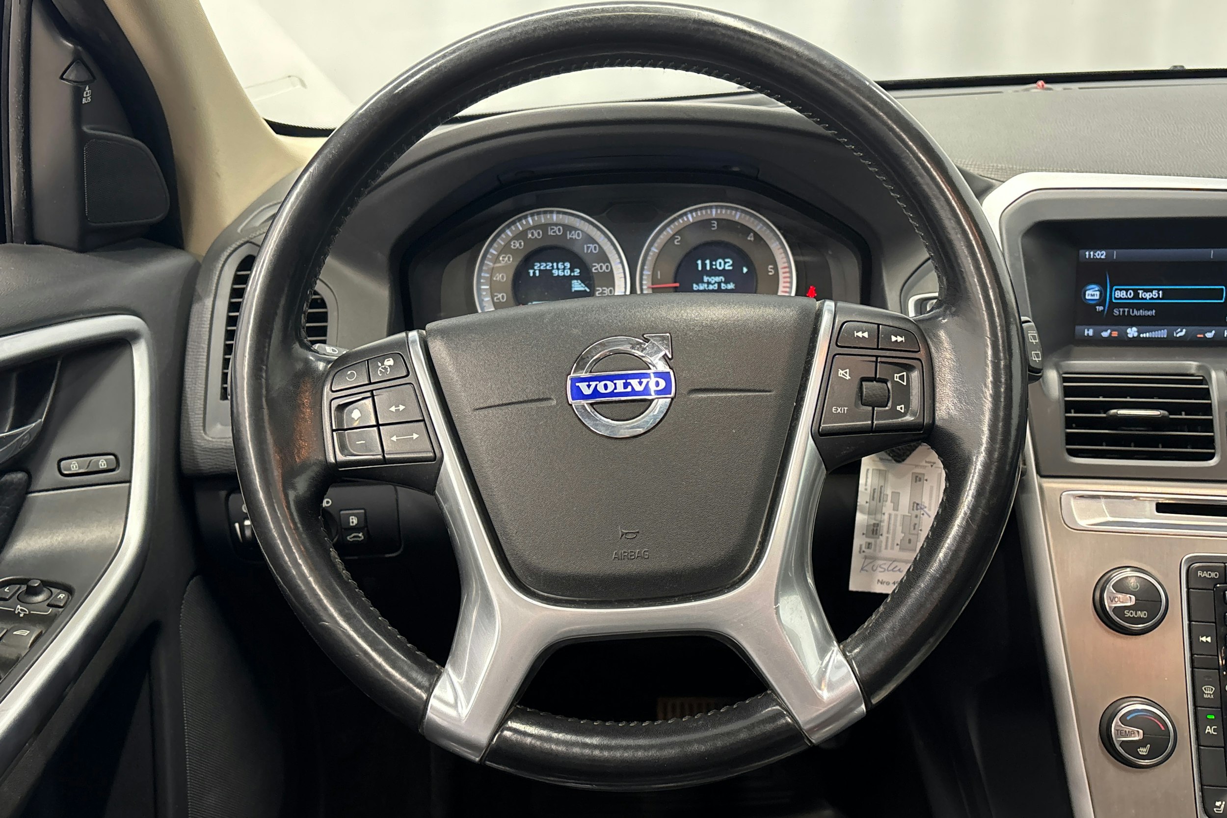 musta Volvo XC60 2012 kuva 13.