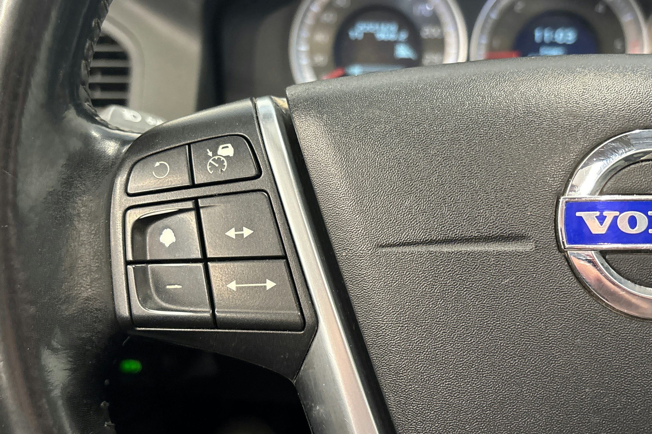 musta Volvo XC60 2012 kuva 14.