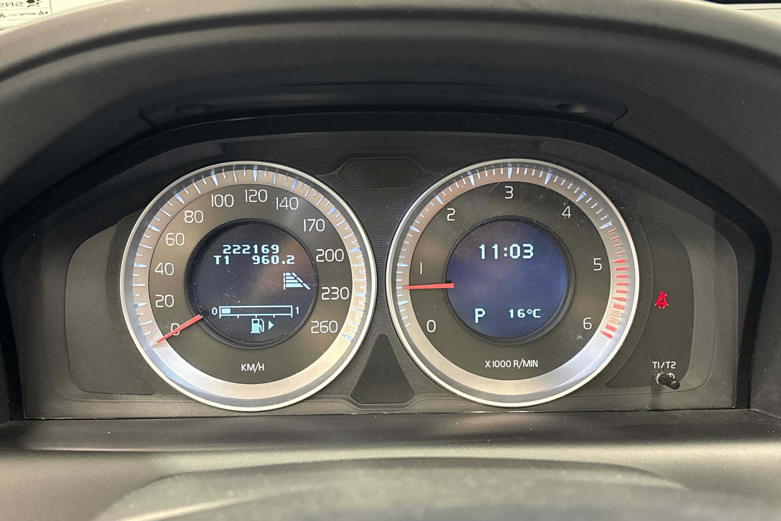 musta Volvo XC60 2012 kuva 16.