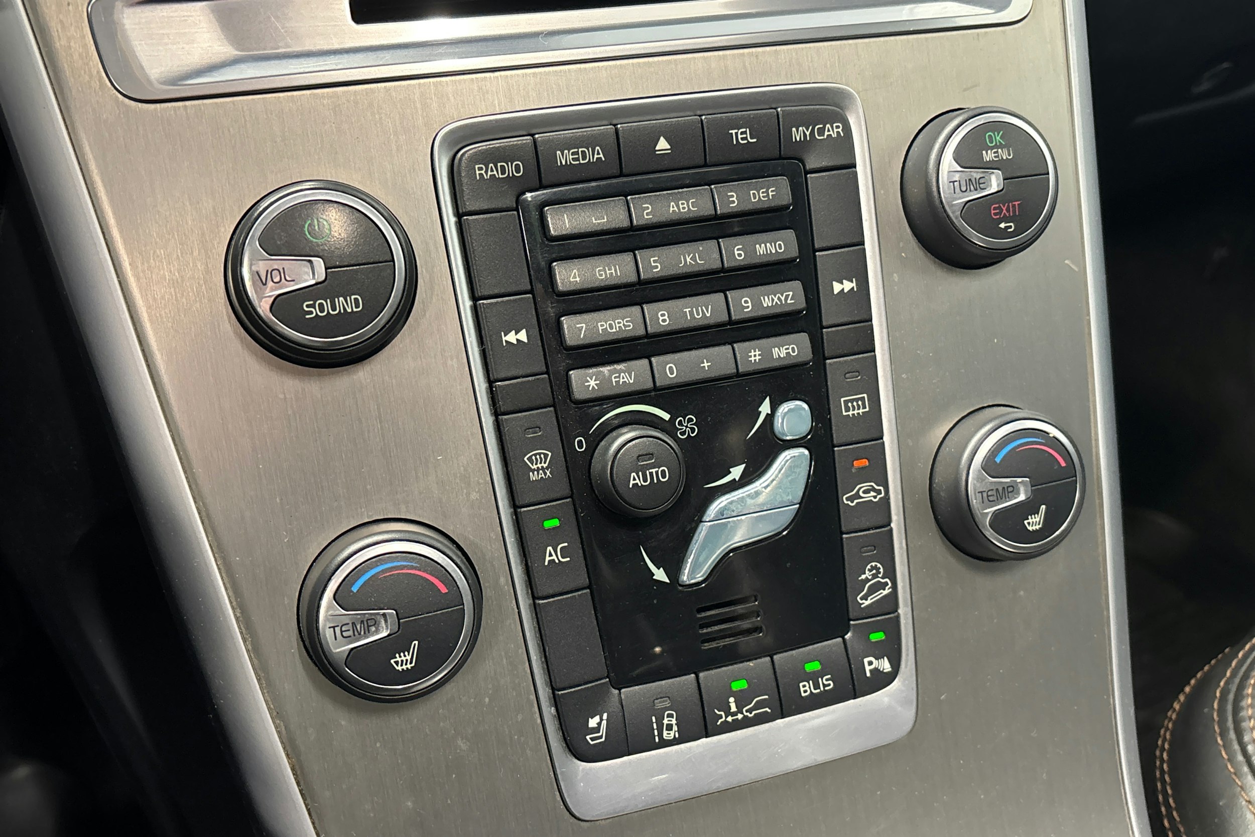 musta Volvo XC60 2012 kuva 20.