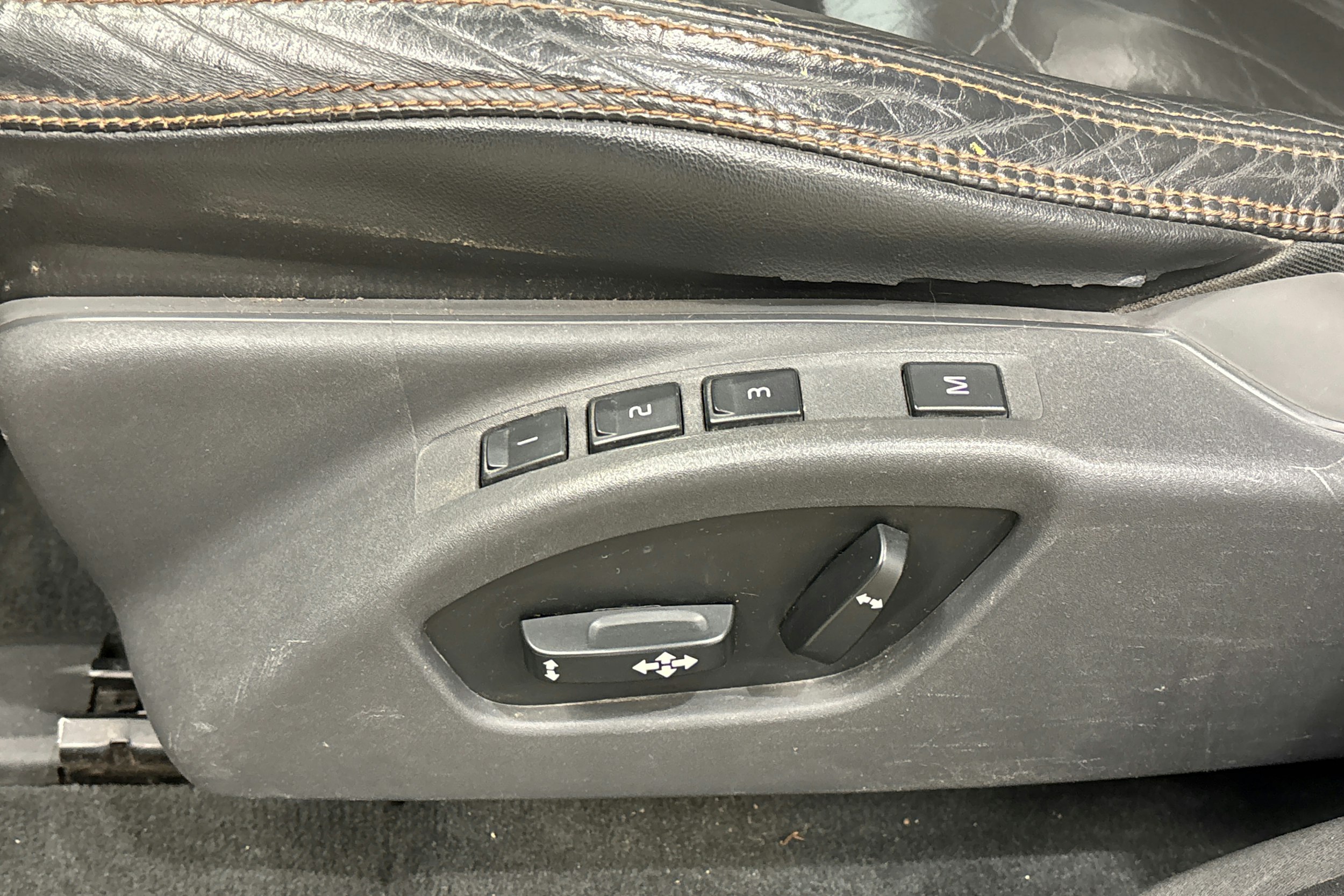 musta Volvo XC60 2012 kuva 23.