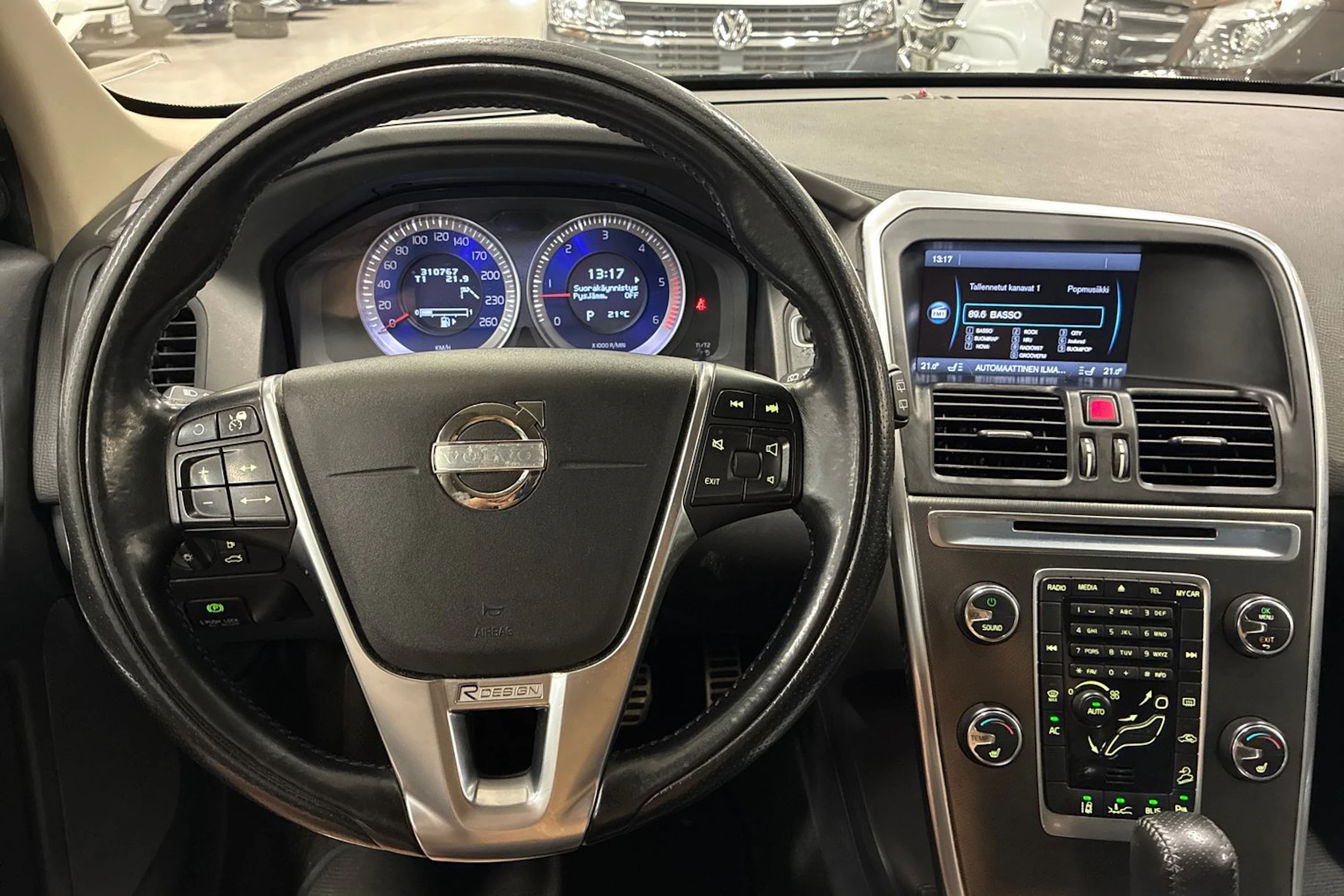 musta Volvo XC60 2012 kuva 11.