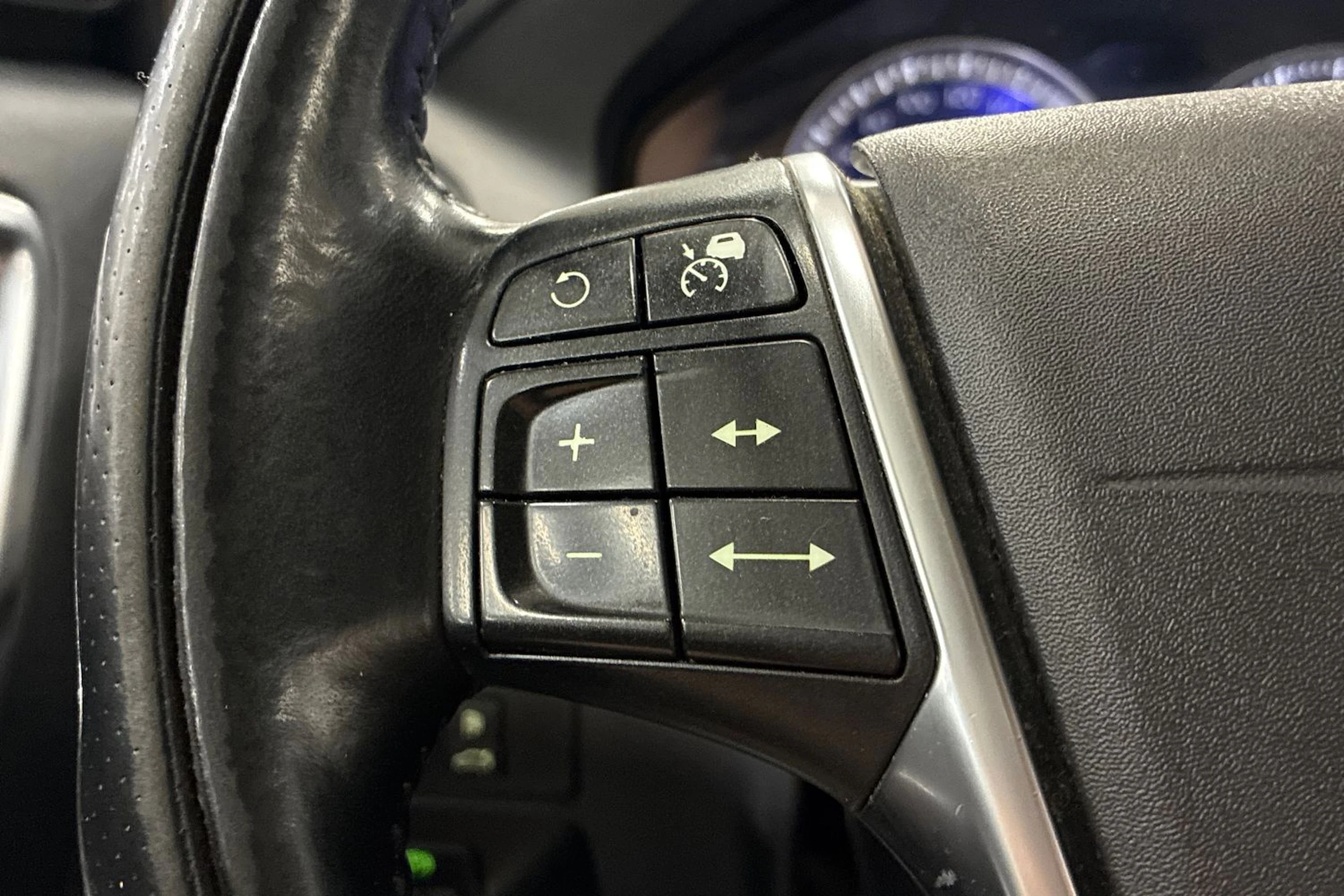 musta Volvo XC60 2012 kuva 13.