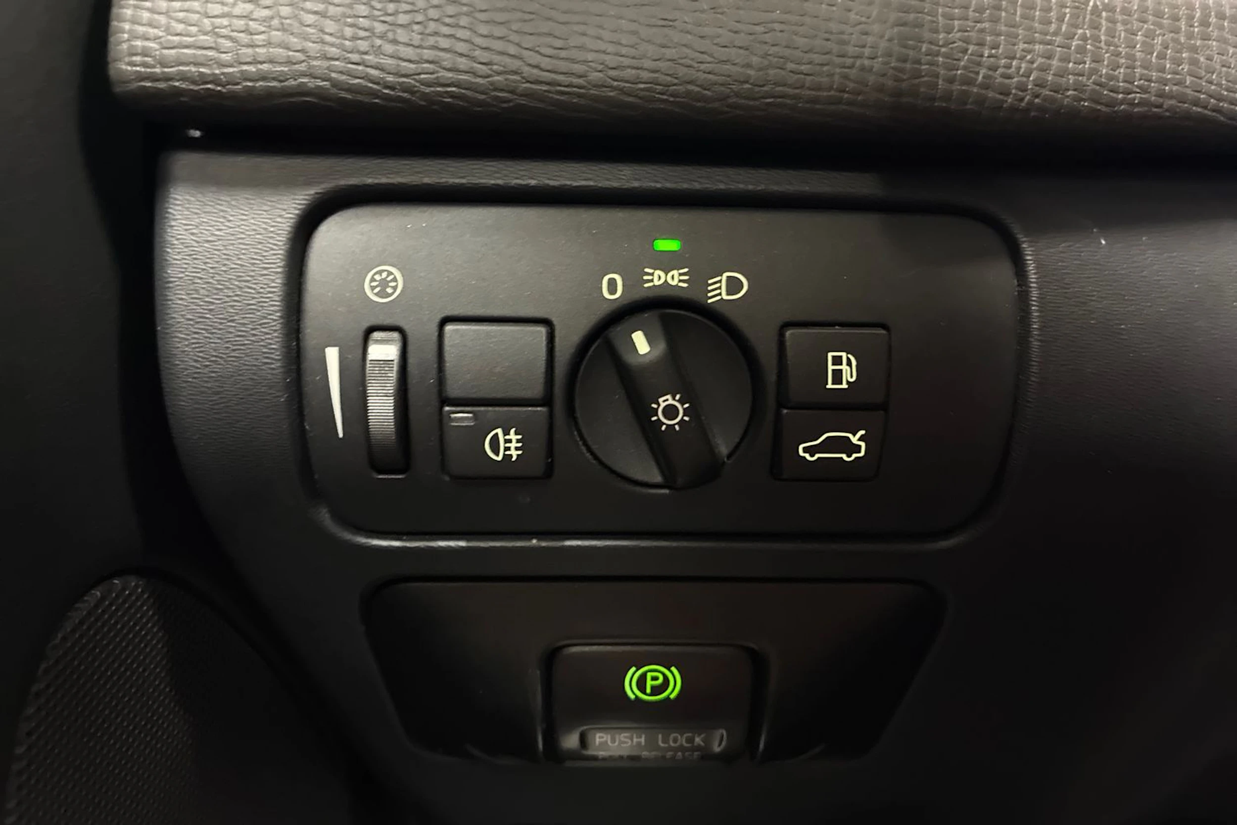 musta Volvo XC60 2012 kuva 15.