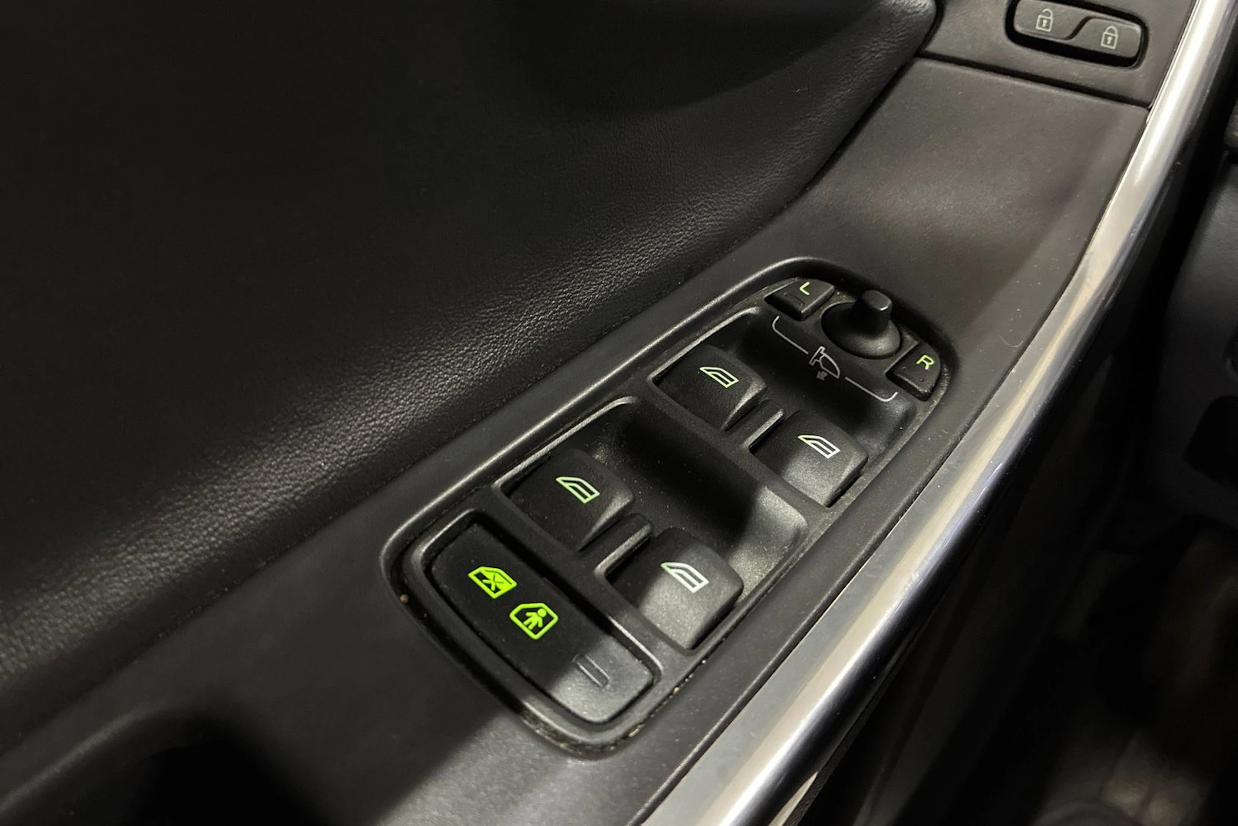 musta Volvo XC60 2012 kuva 16.