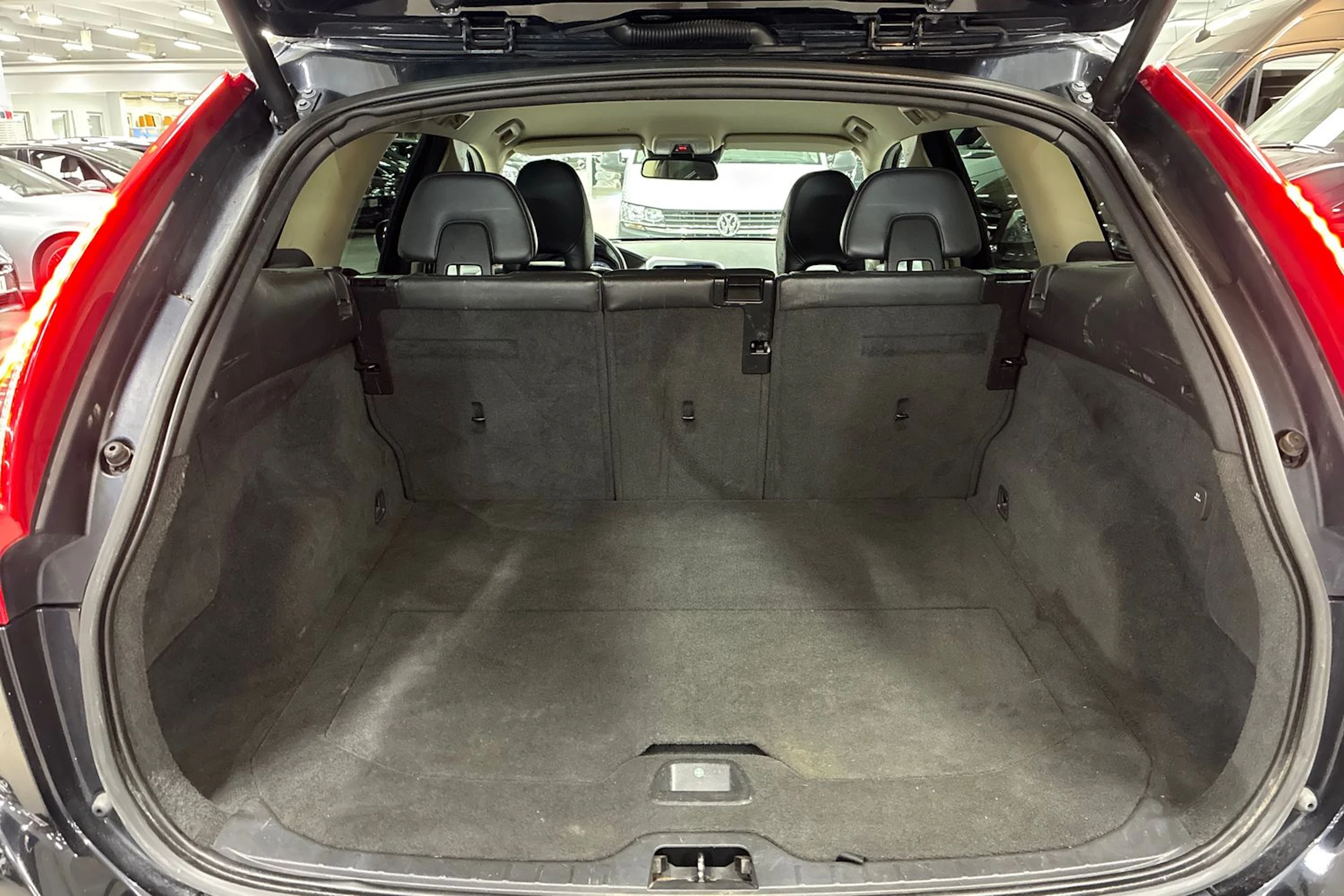 musta Volvo XC60 2012 kuva 21.