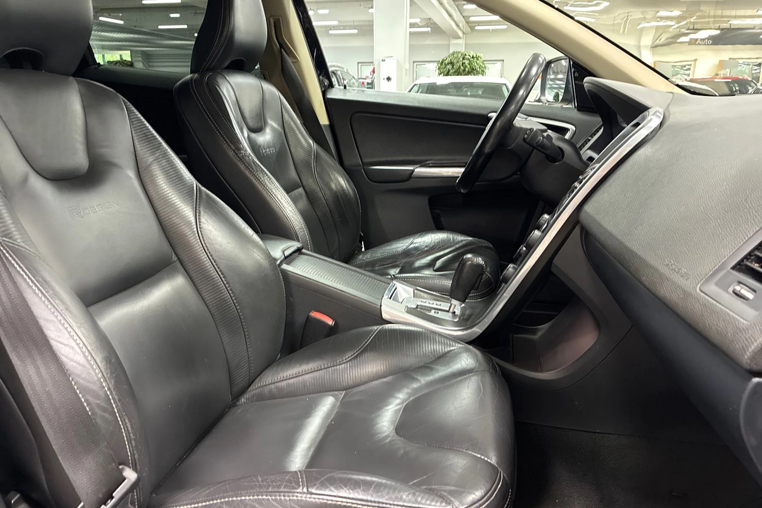 musta Volvo XC60 2012 kuva 24.