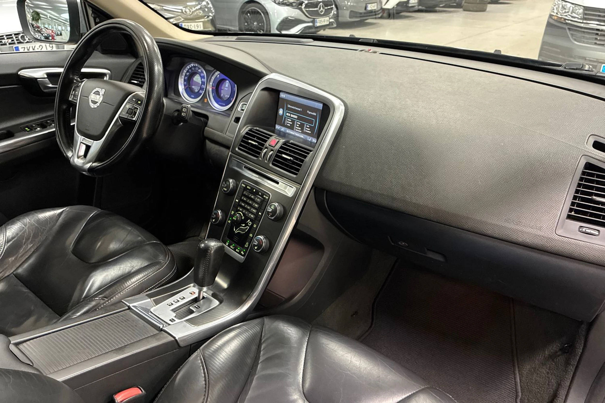 musta Volvo XC60 2012 kuva 25.