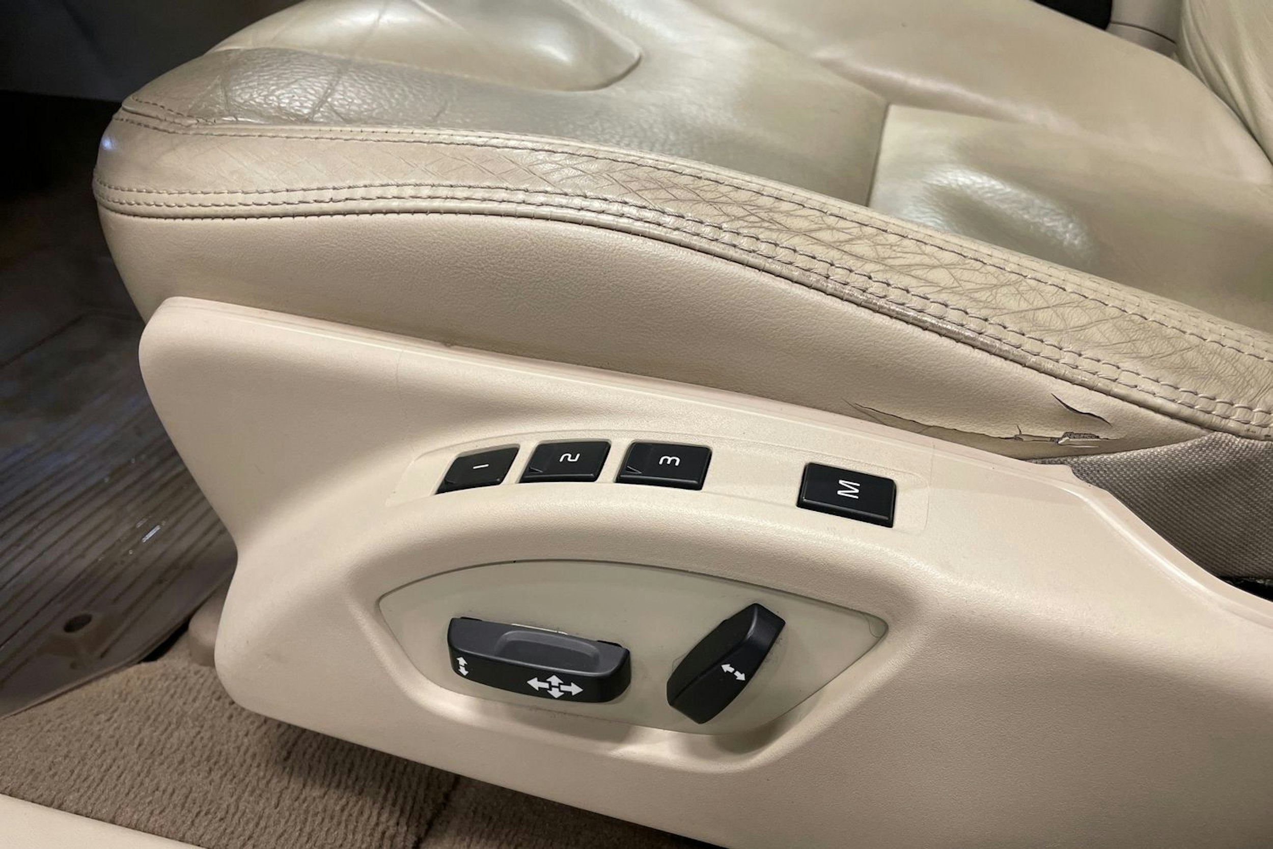 Harmaa Volvo XC60 2012 kuva 19.