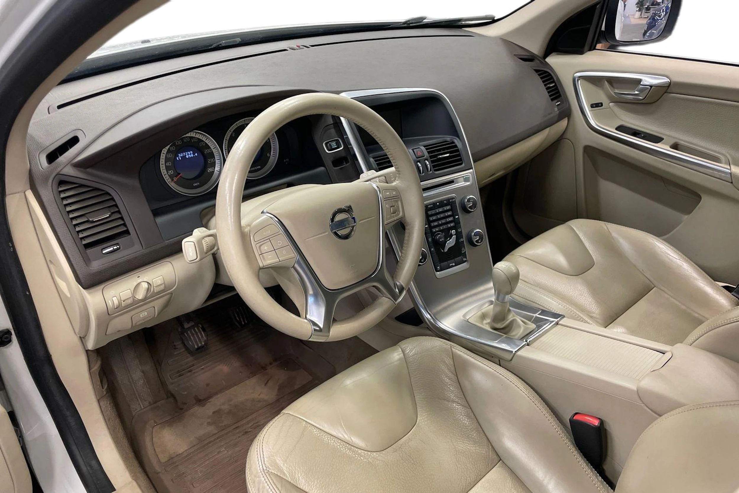 Valkoinen Volvo XC60 2012 kuva 8.