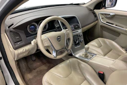 Valkoinen Volvo XC60 2012 kuva 8.