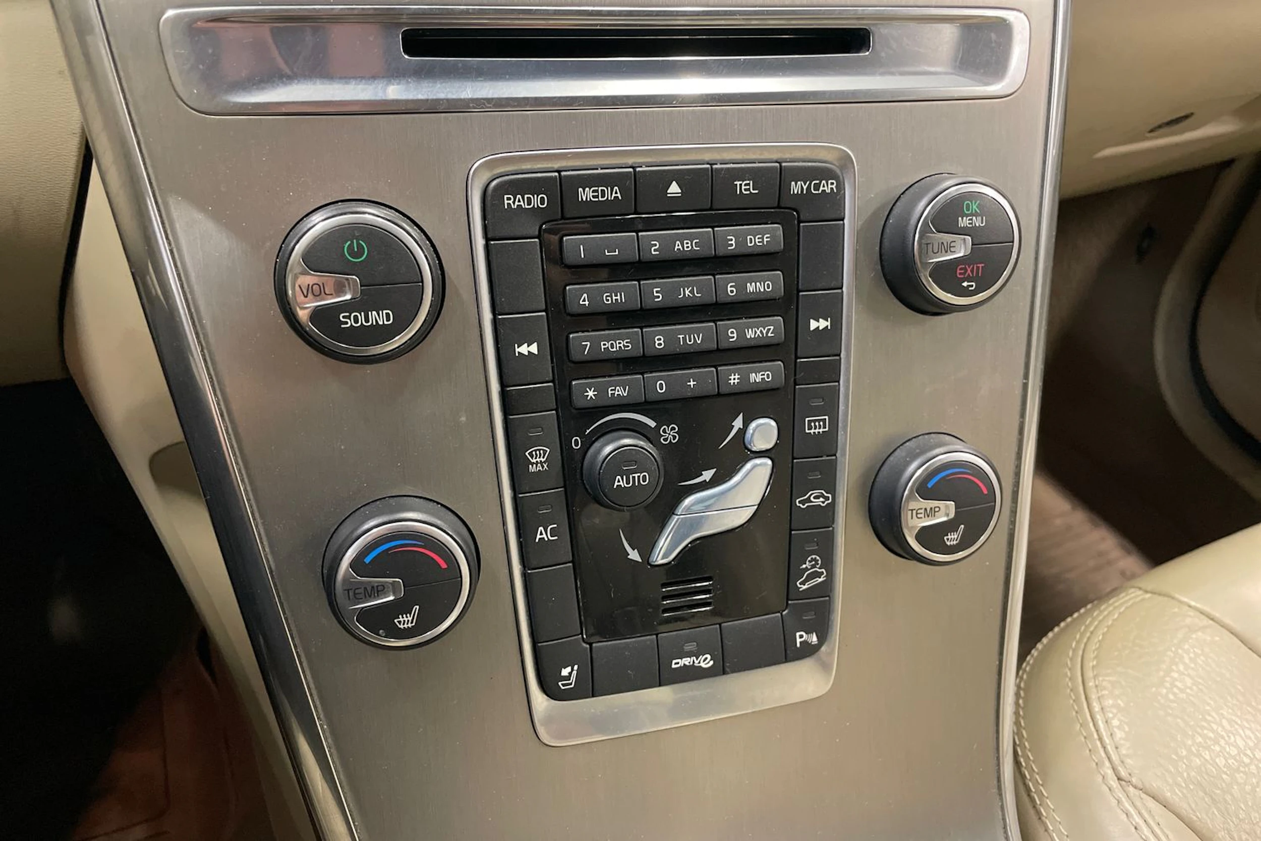 Valkoinen Volvo XC60 2012 kuva 20.