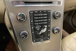 Valkoinen Volvo XC60 2012 kuva 20.