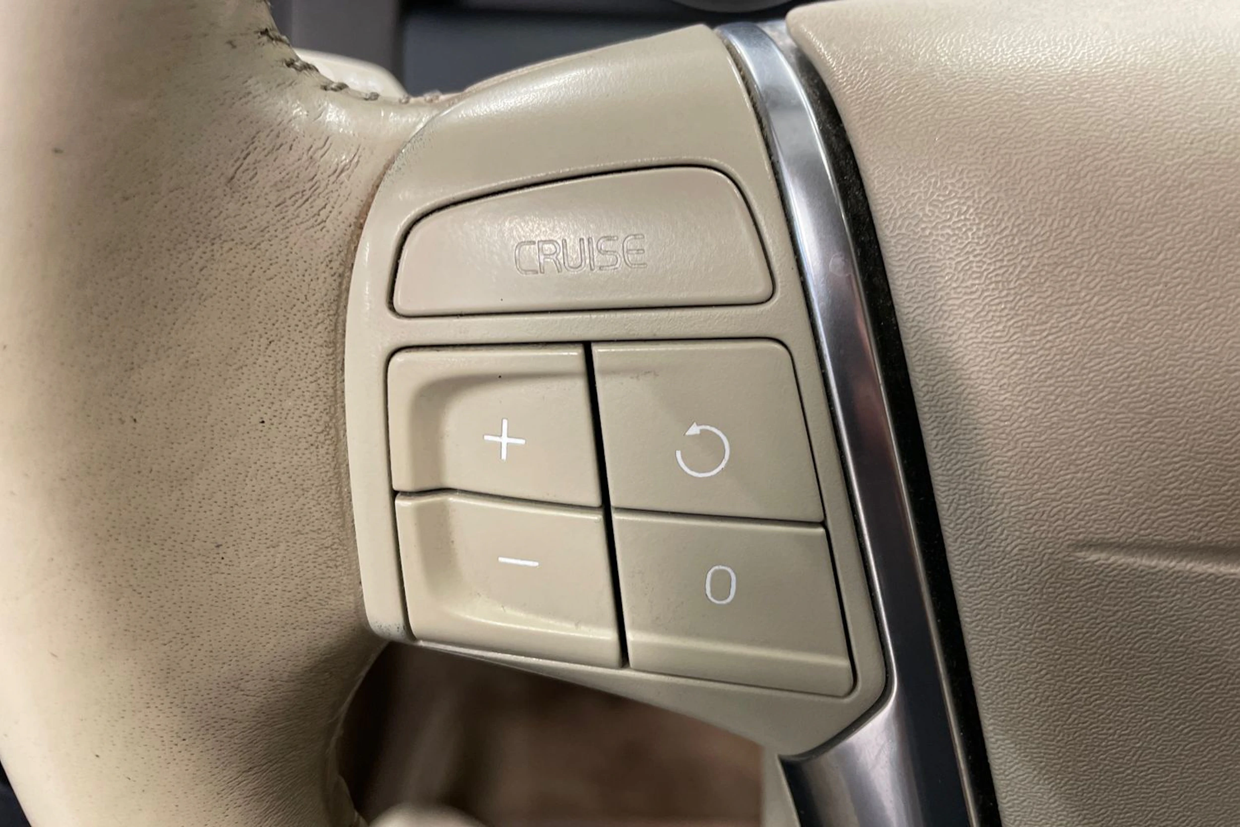 Valkoinen Volvo XC60 2012 kuva 22.