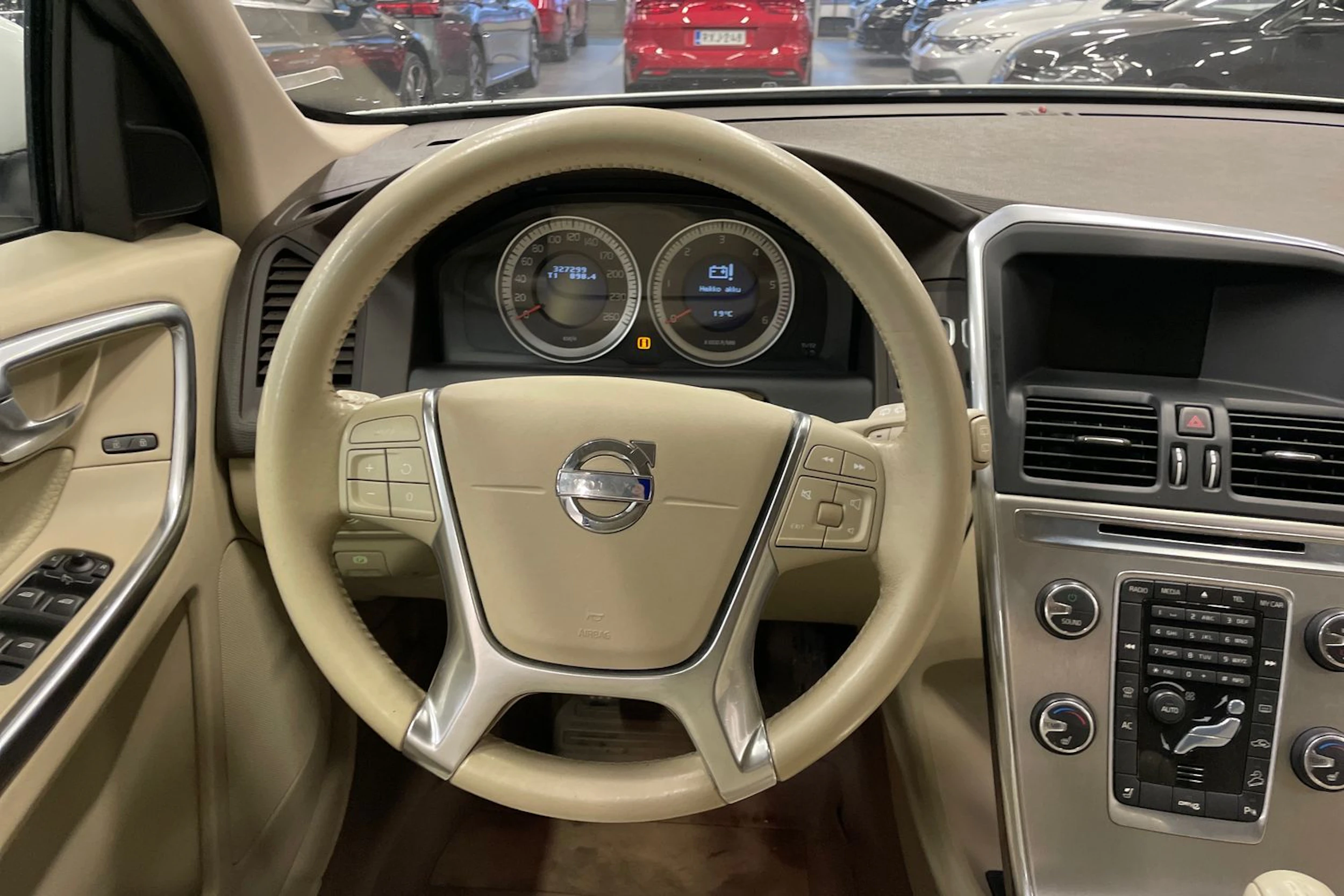 Valkoinen Volvo XC60 2012 kuva 25.