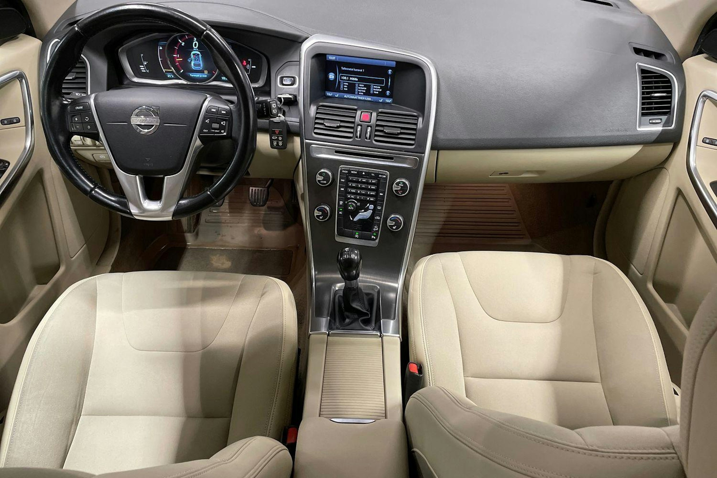 valkoinen Volvo XC60 2013 kuva 9.