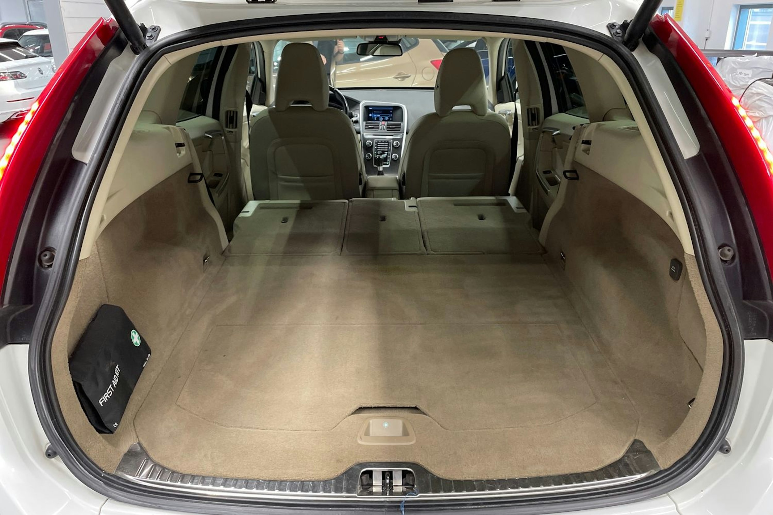 valkoinen Volvo XC60 2013 kuva 15.