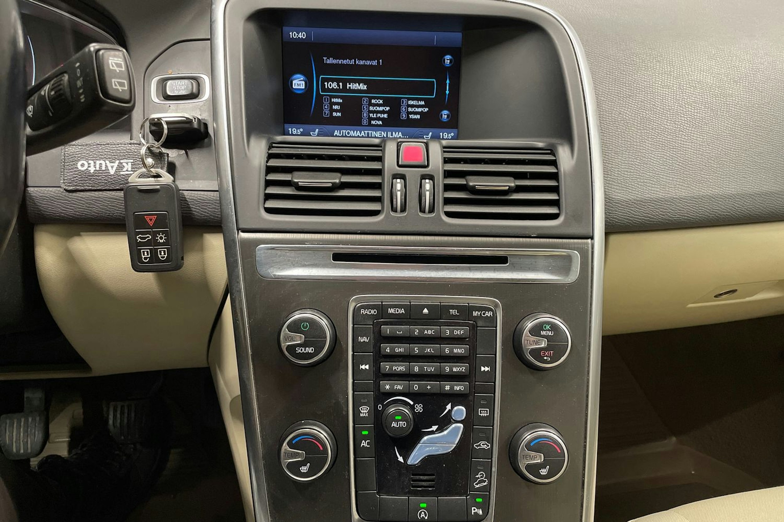 valkoinen Volvo XC60 2013 kuva 17.
