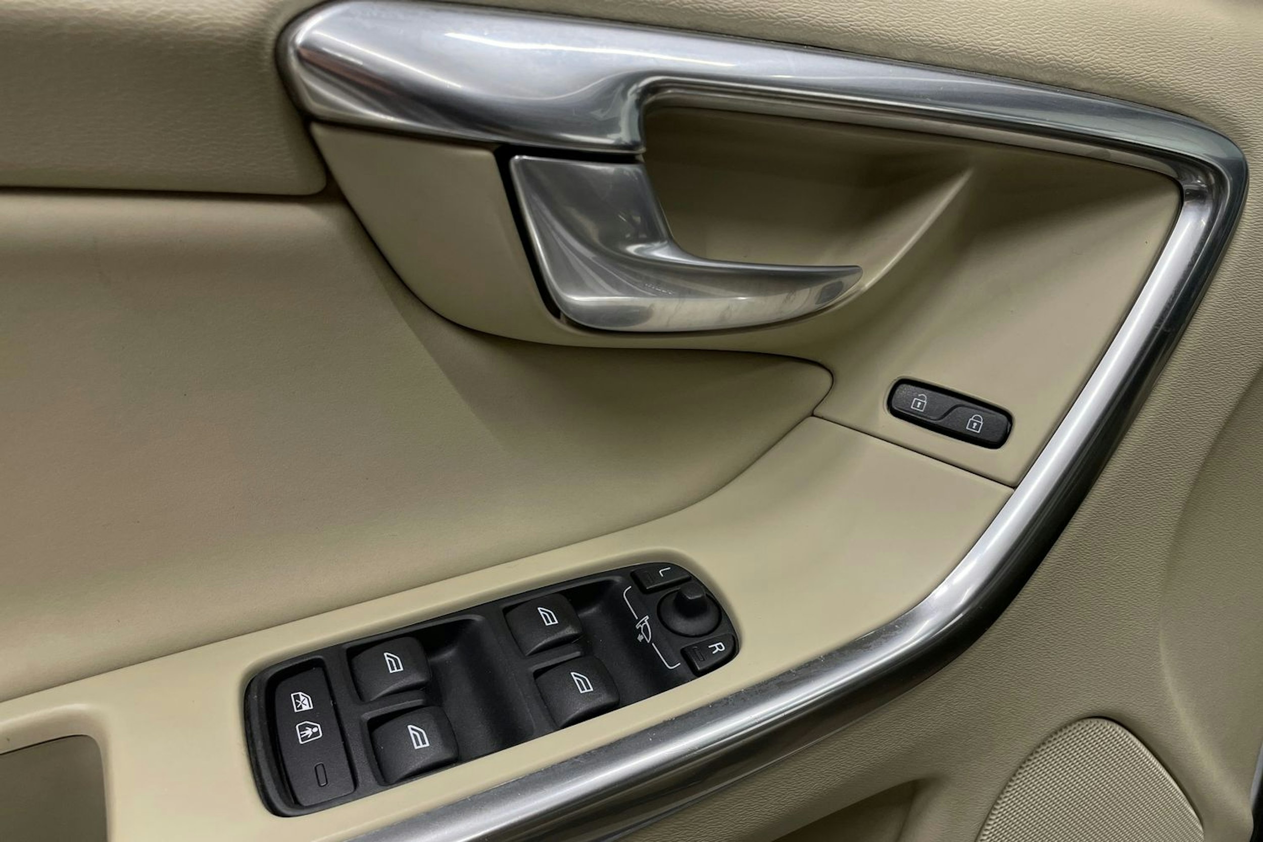 valkoinen Volvo XC60 2013 kuva 25.