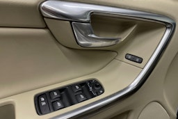 valkoinen Volvo XC60 2013 kuva 25.