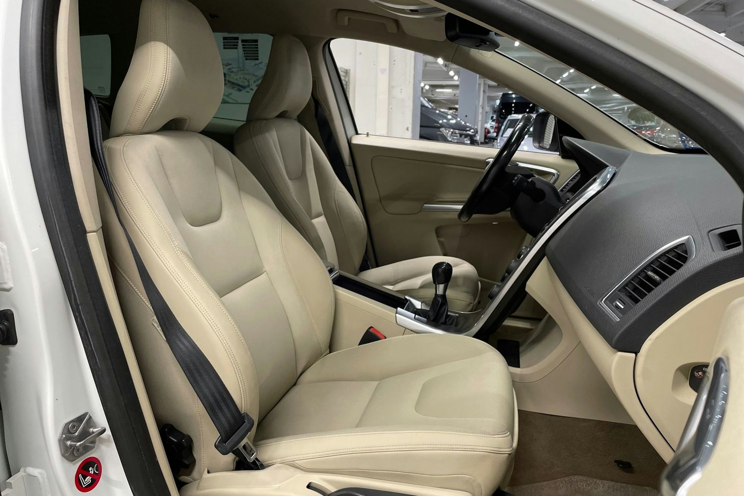 valkoinen Volvo XC60 2013 kuva 27.