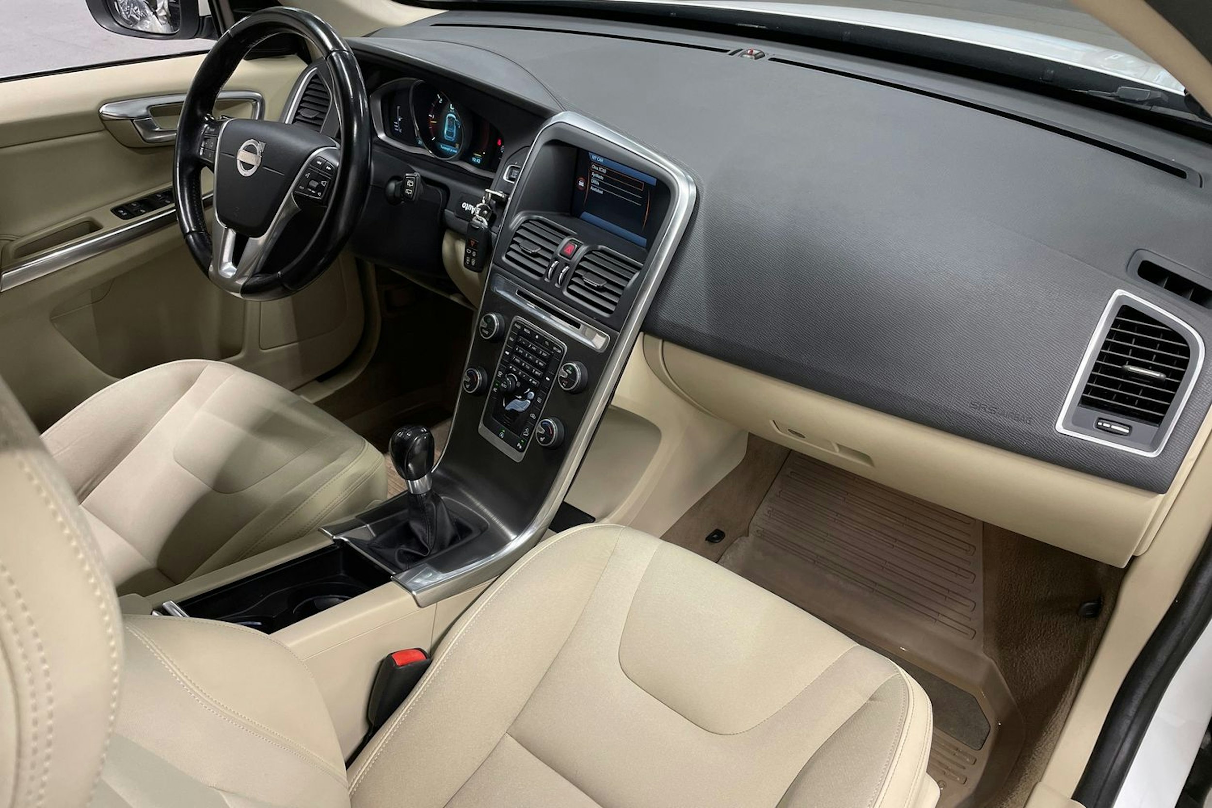 valkoinen Volvo XC60 2013 kuva 28.