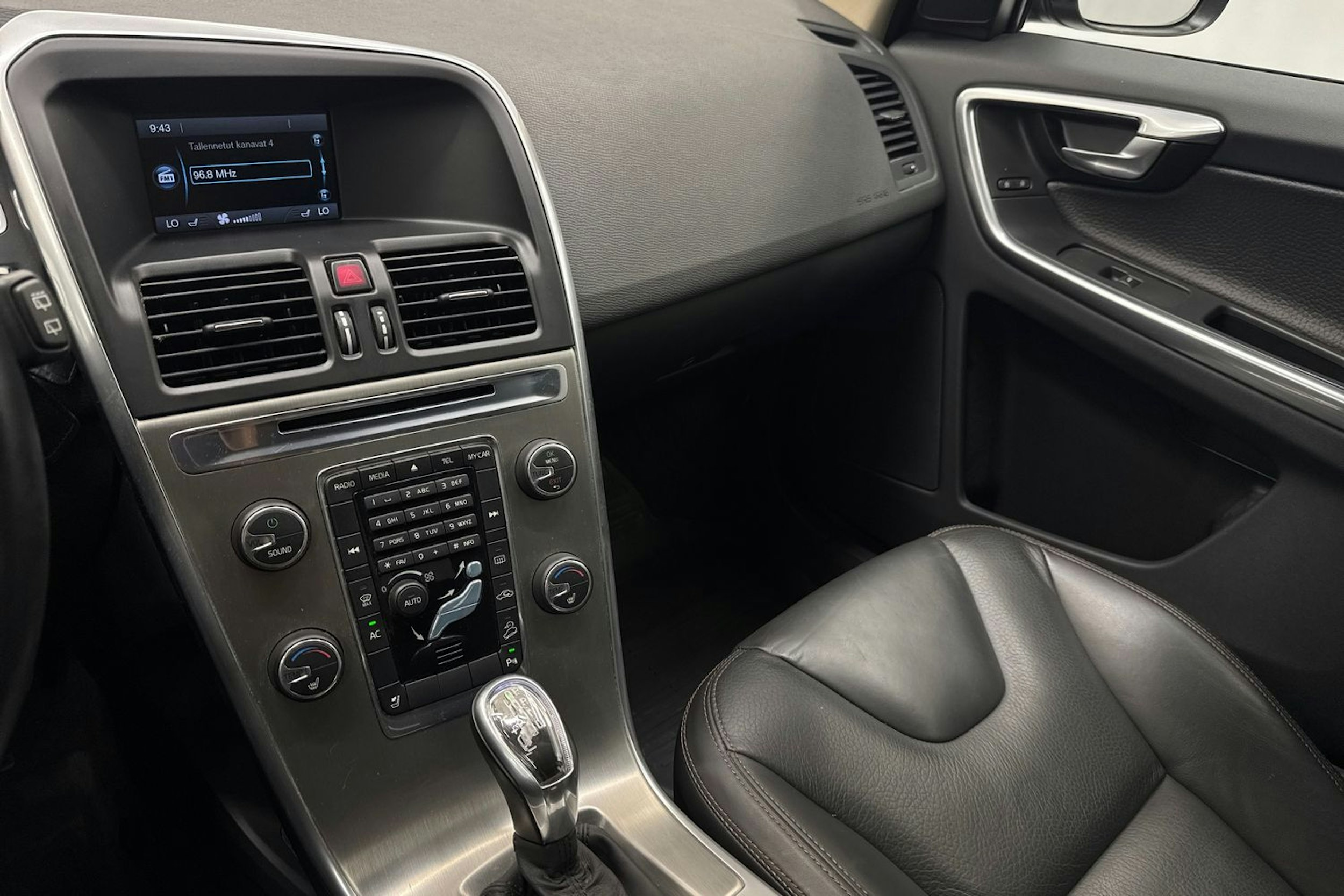 punainen Volvo XC60 2013 kuva 17.