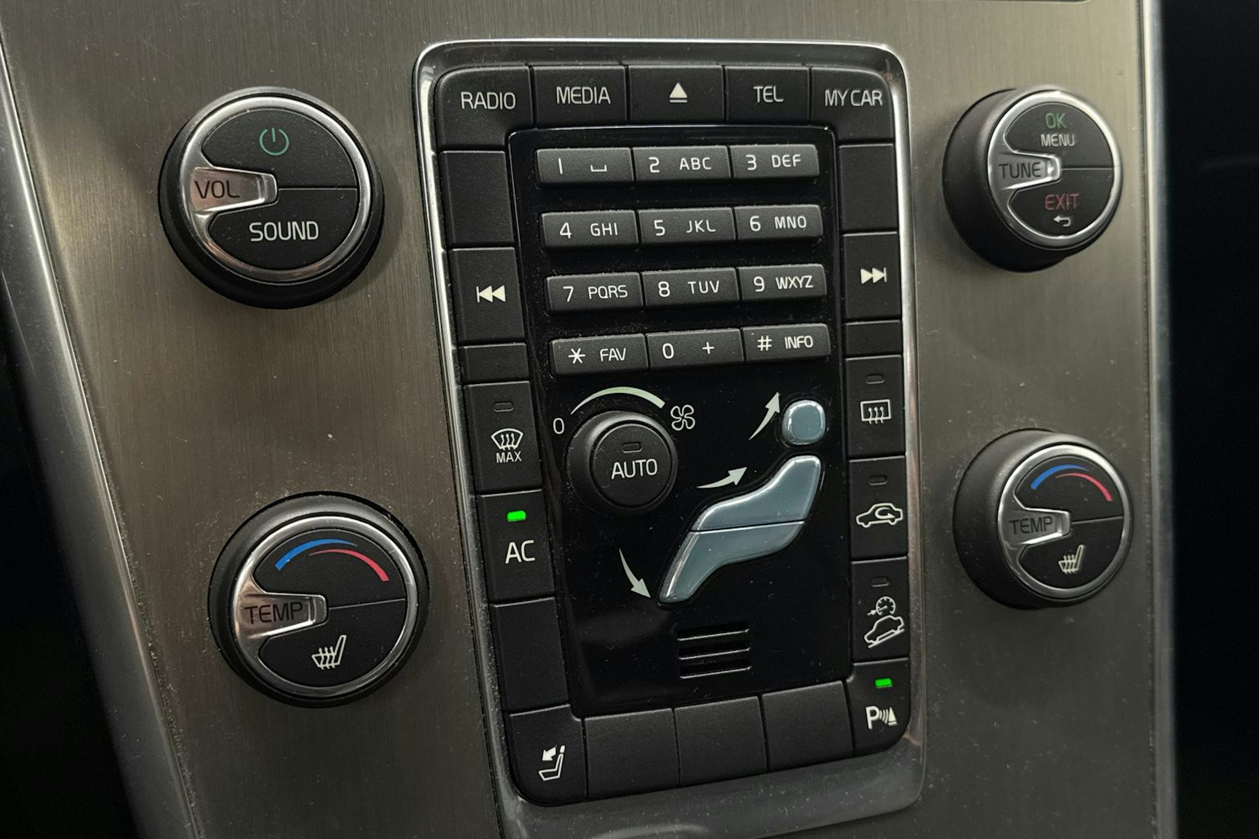 punainen Volvo XC60 2013 kuva 24.
