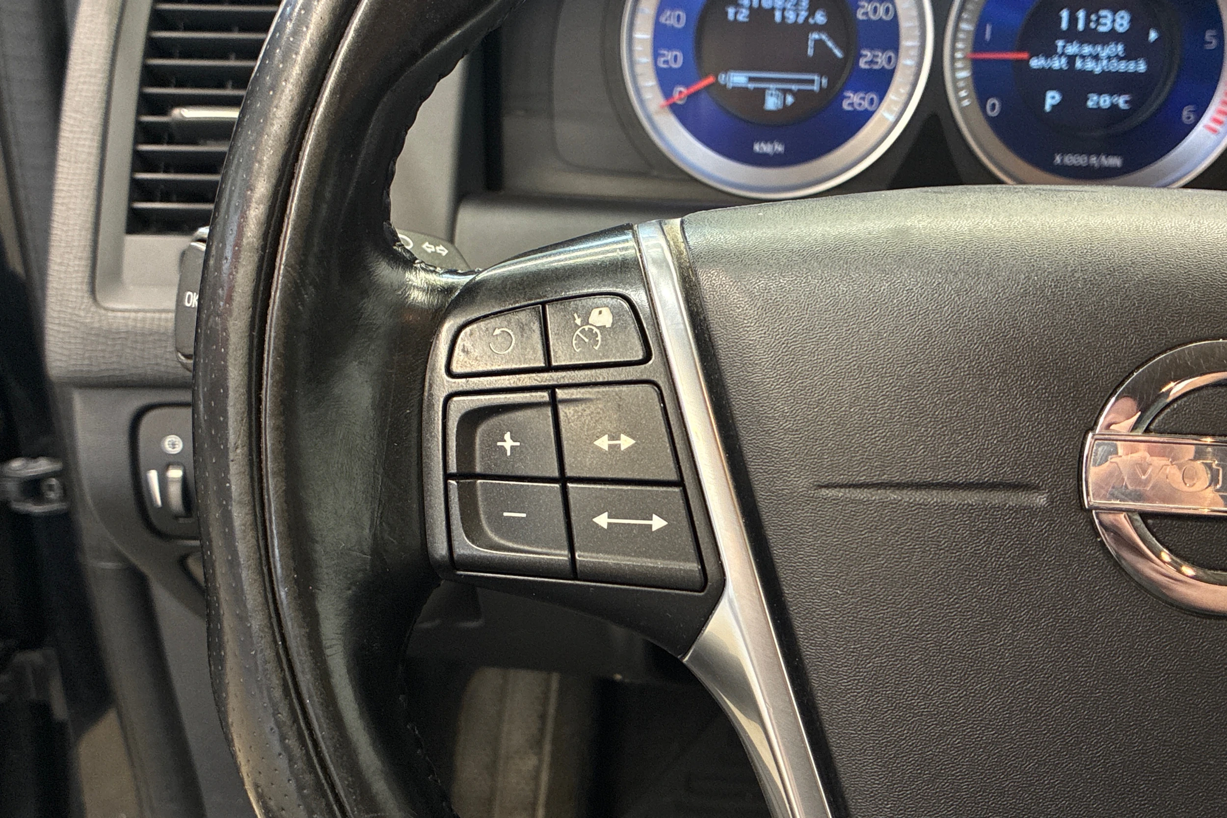 musta Volvo XC60 2013 kuva 12.