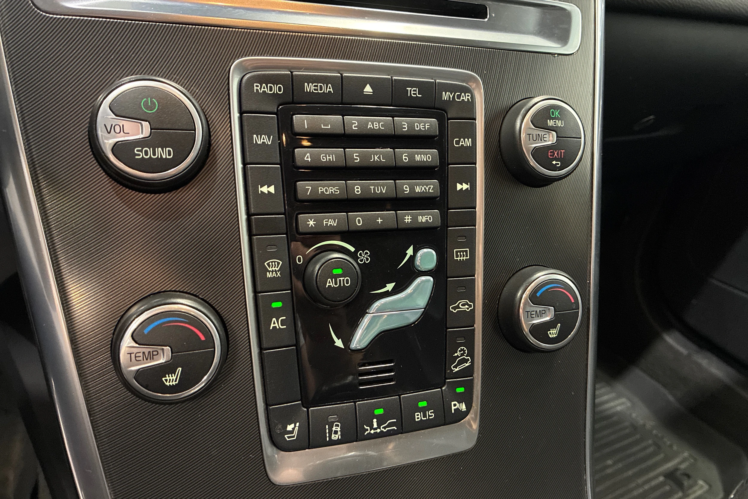 musta Volvo XC60 2013 kuva 18.