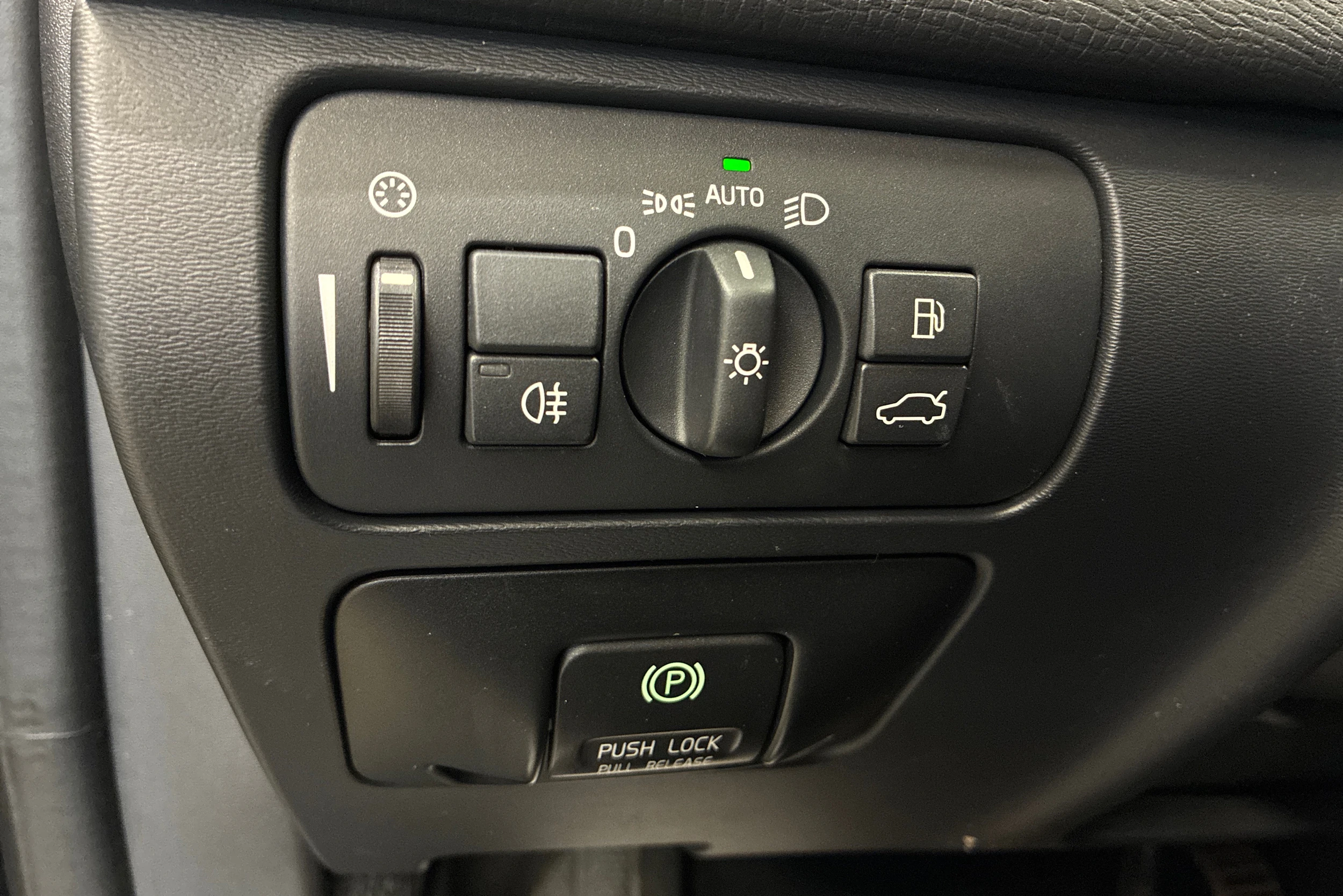 musta Volvo XC60 2013 kuva 19.