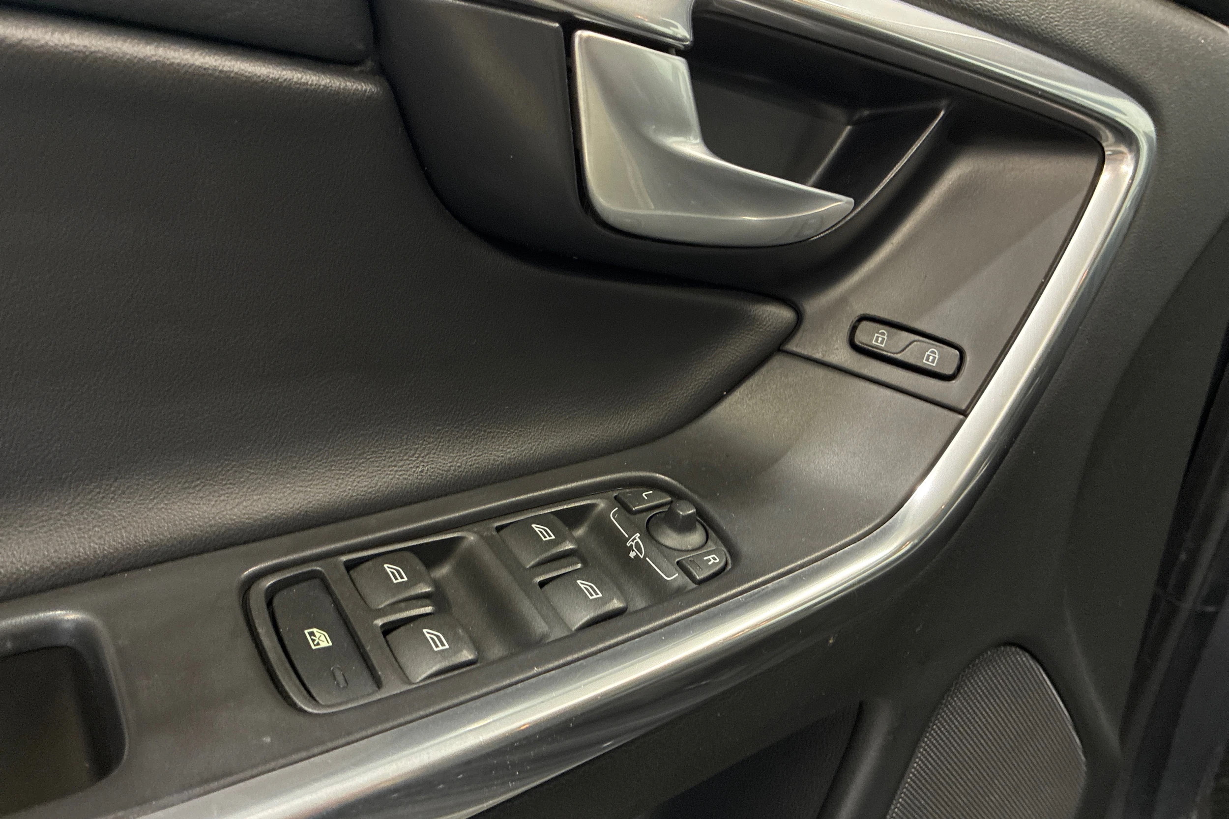 musta Volvo XC60 2013 kuva 20.
