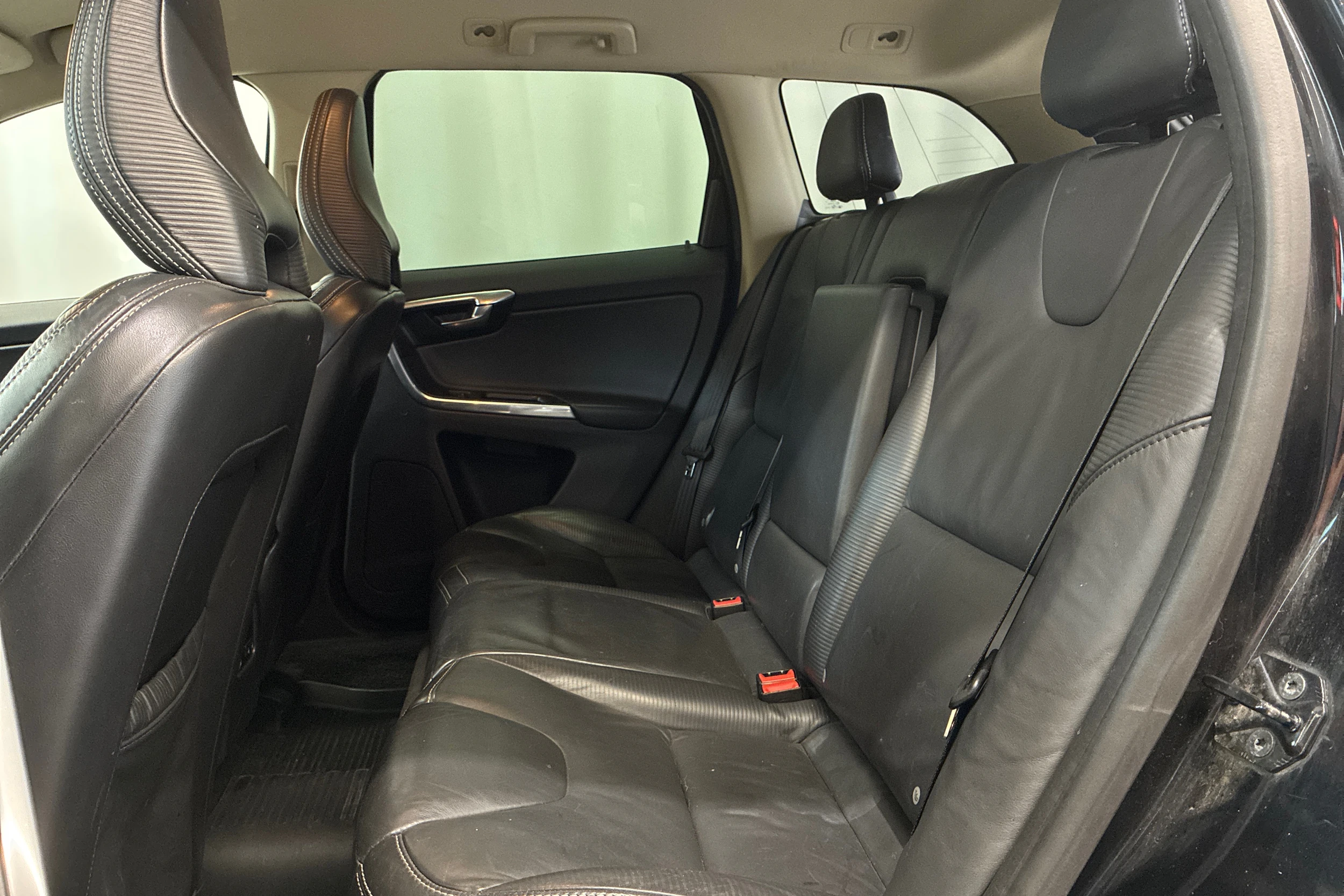 musta Volvo XC60 2013 kuva 23.