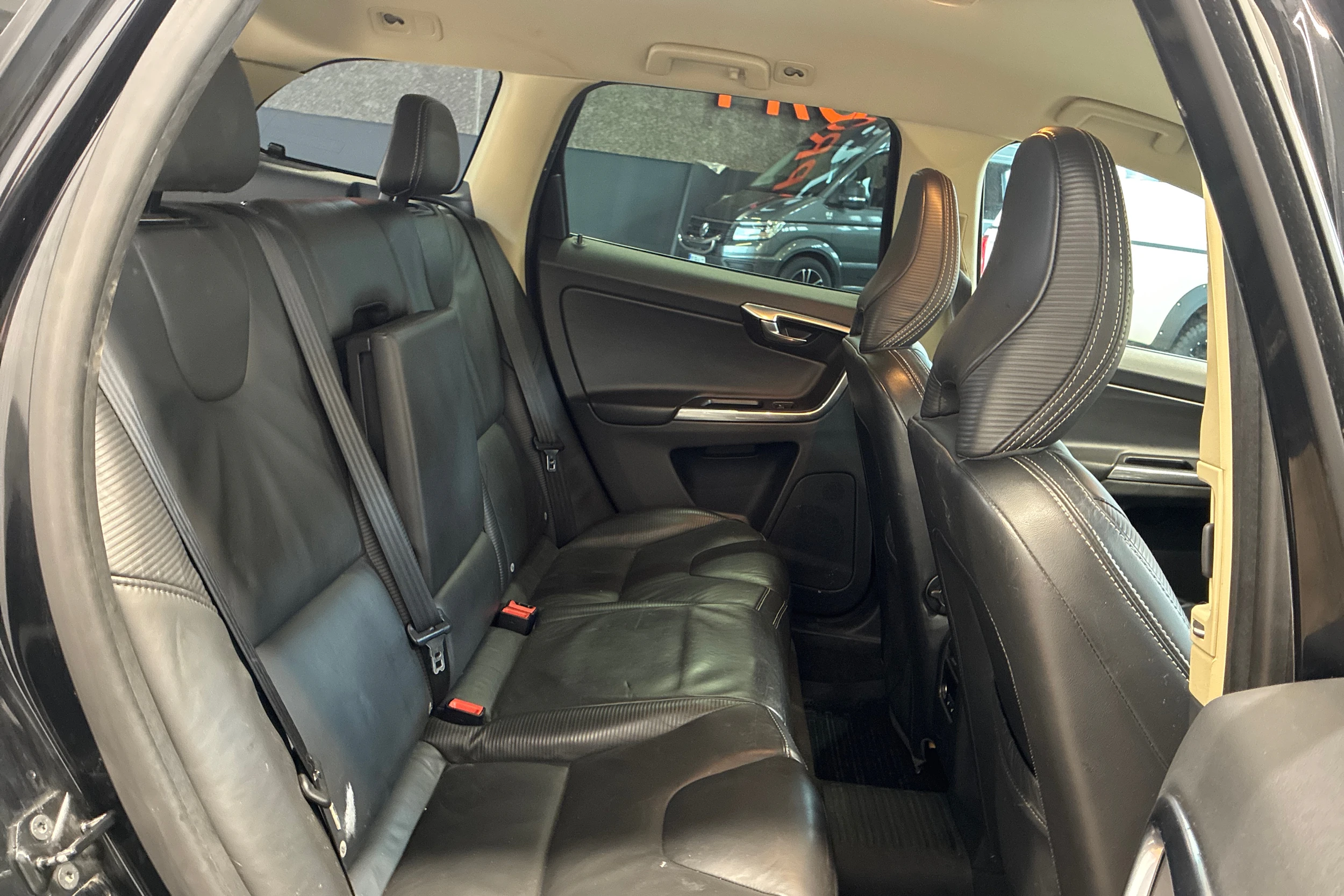 musta Volvo XC60 2013 kuva 24.