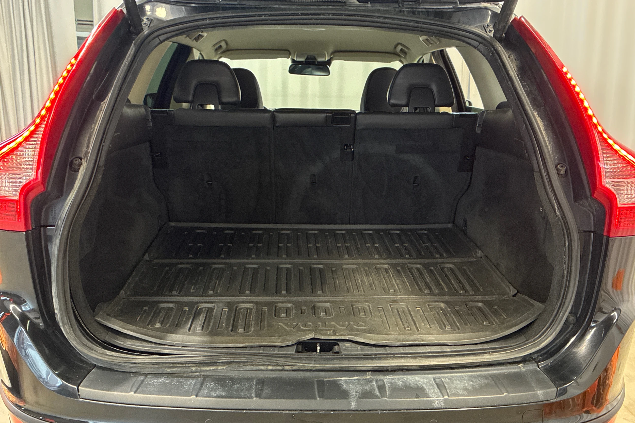 musta Volvo XC60 2013 kuva 25.