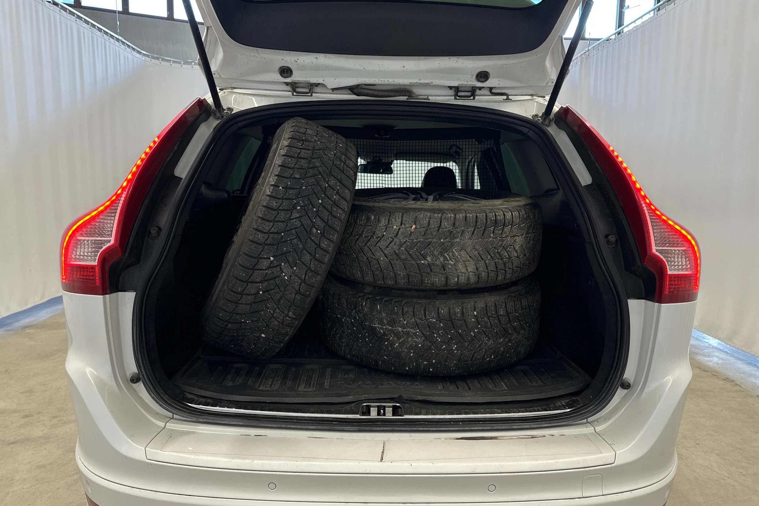 valkoinen Volvo XC60 2014 kuva 5.