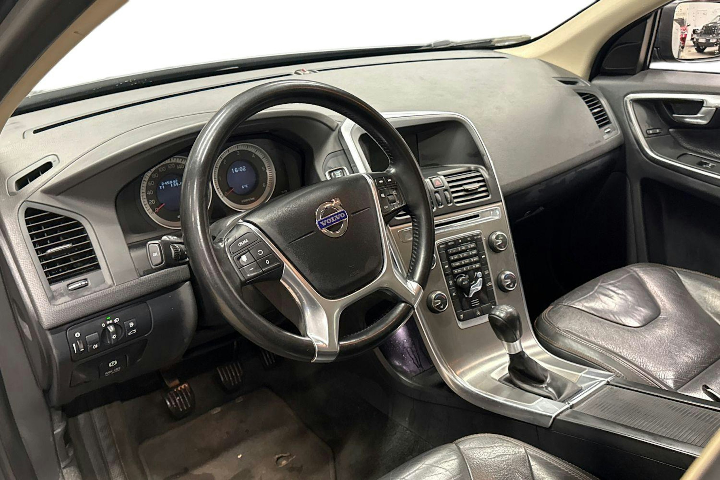 Harmaa Volvo XC60 2013 kuva 6.