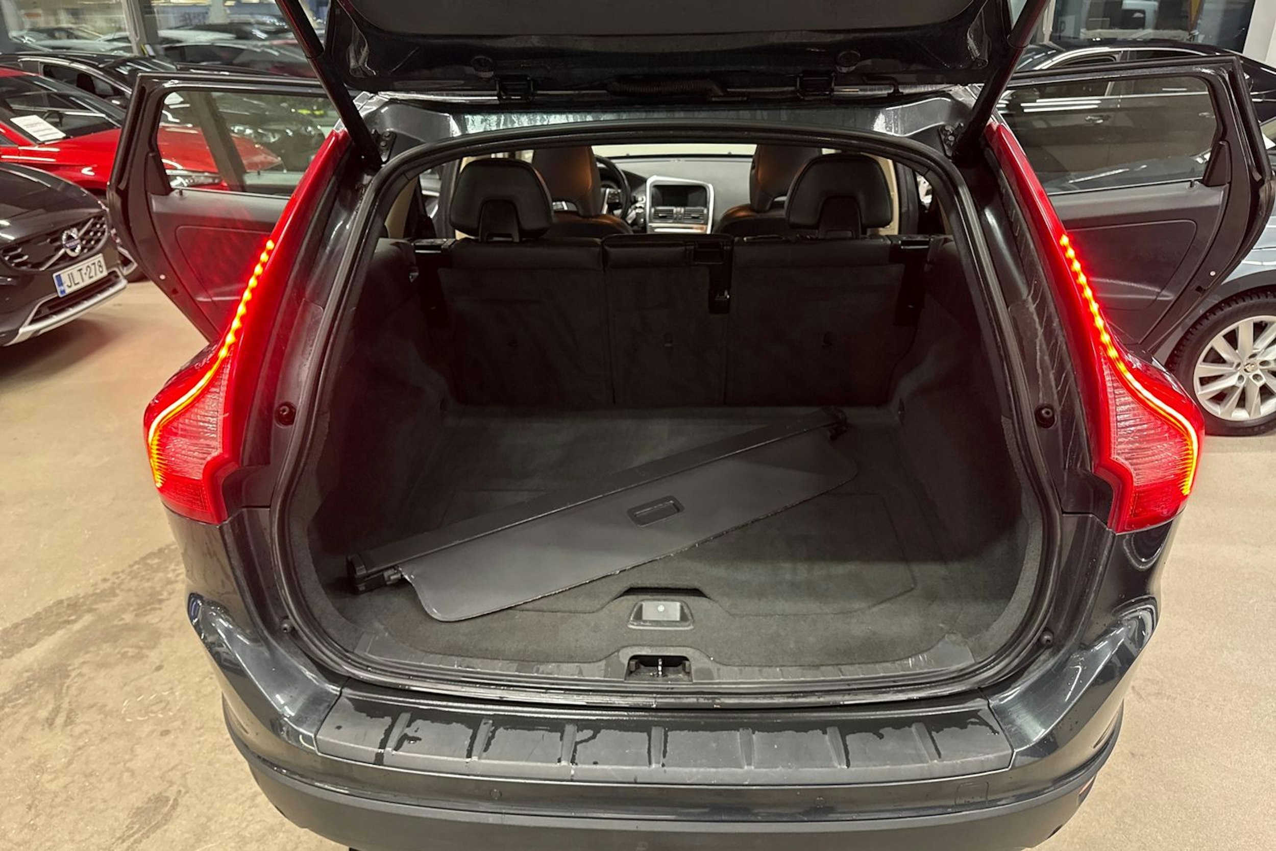 Harmaa Volvo XC60 2013 kuva 12.