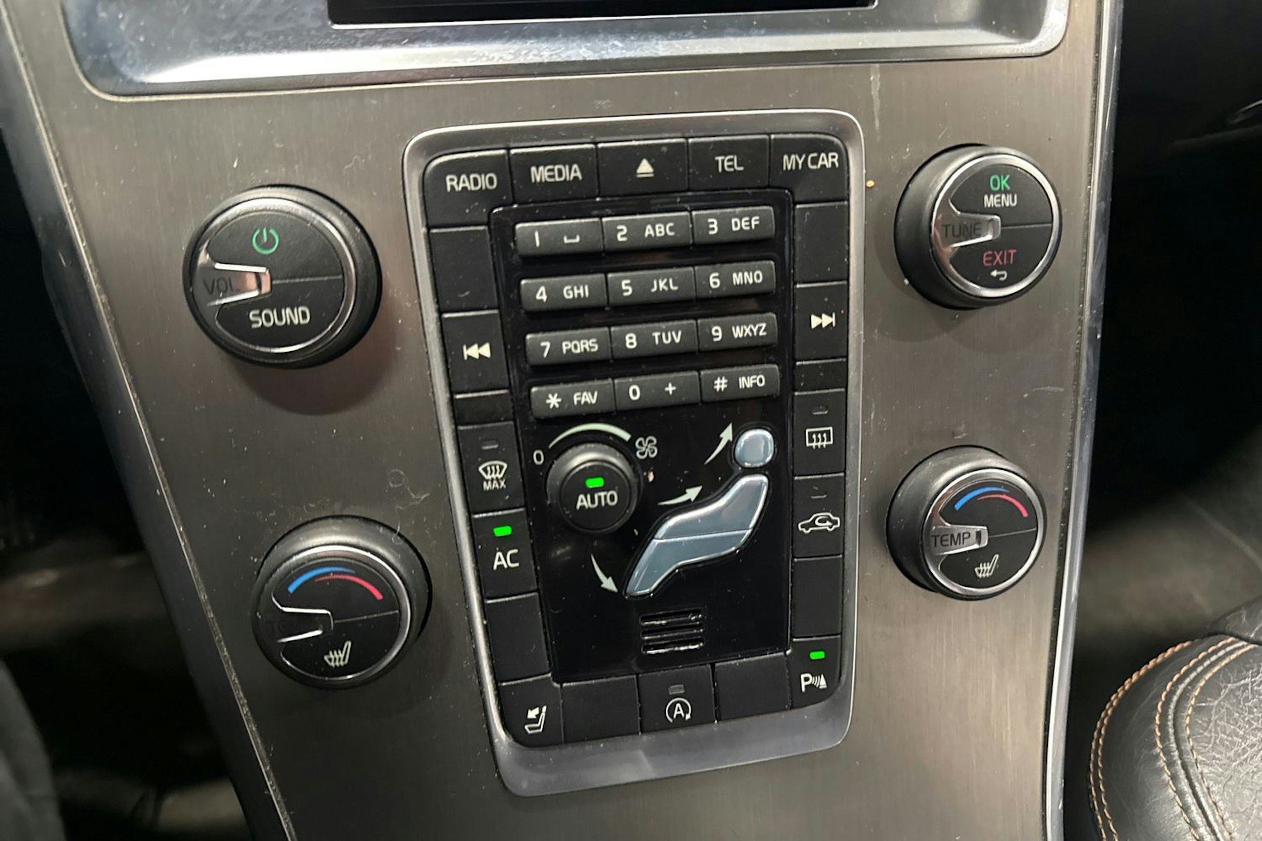 Harmaa Volvo XC60 2013 kuva 25.