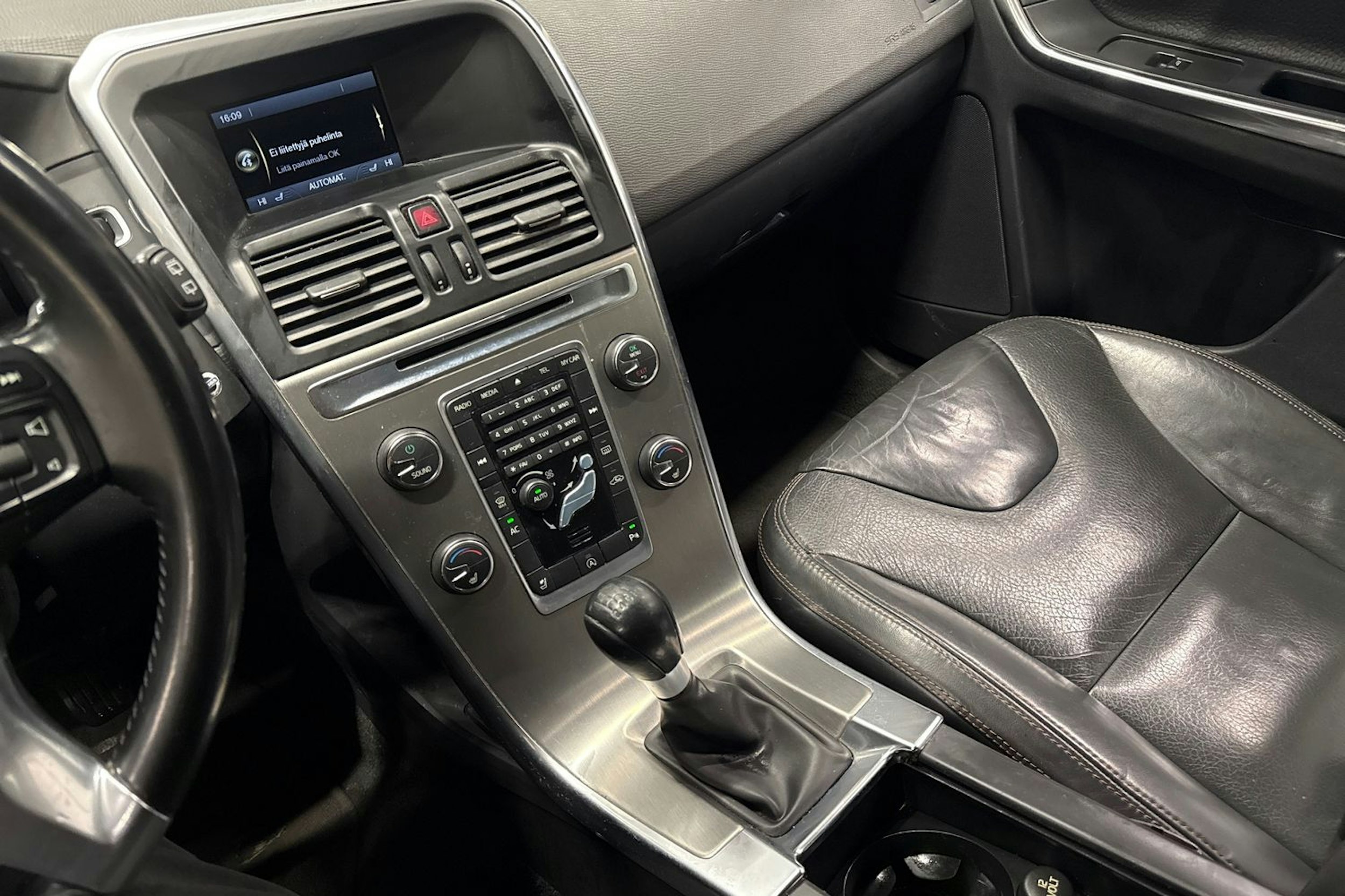 Harmaa Volvo XC60 2013 kuva 26.