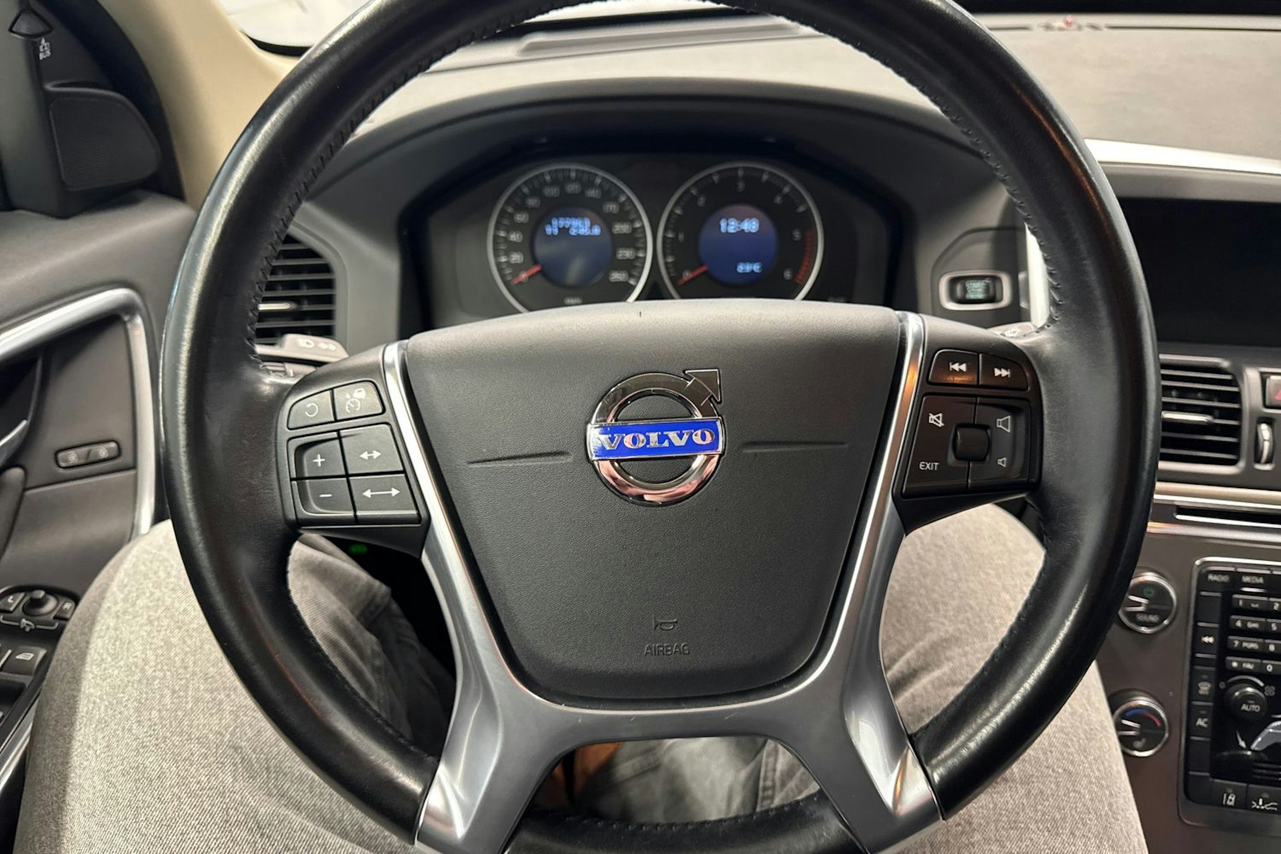 musta Volvo XC60 2013 kuva 14.