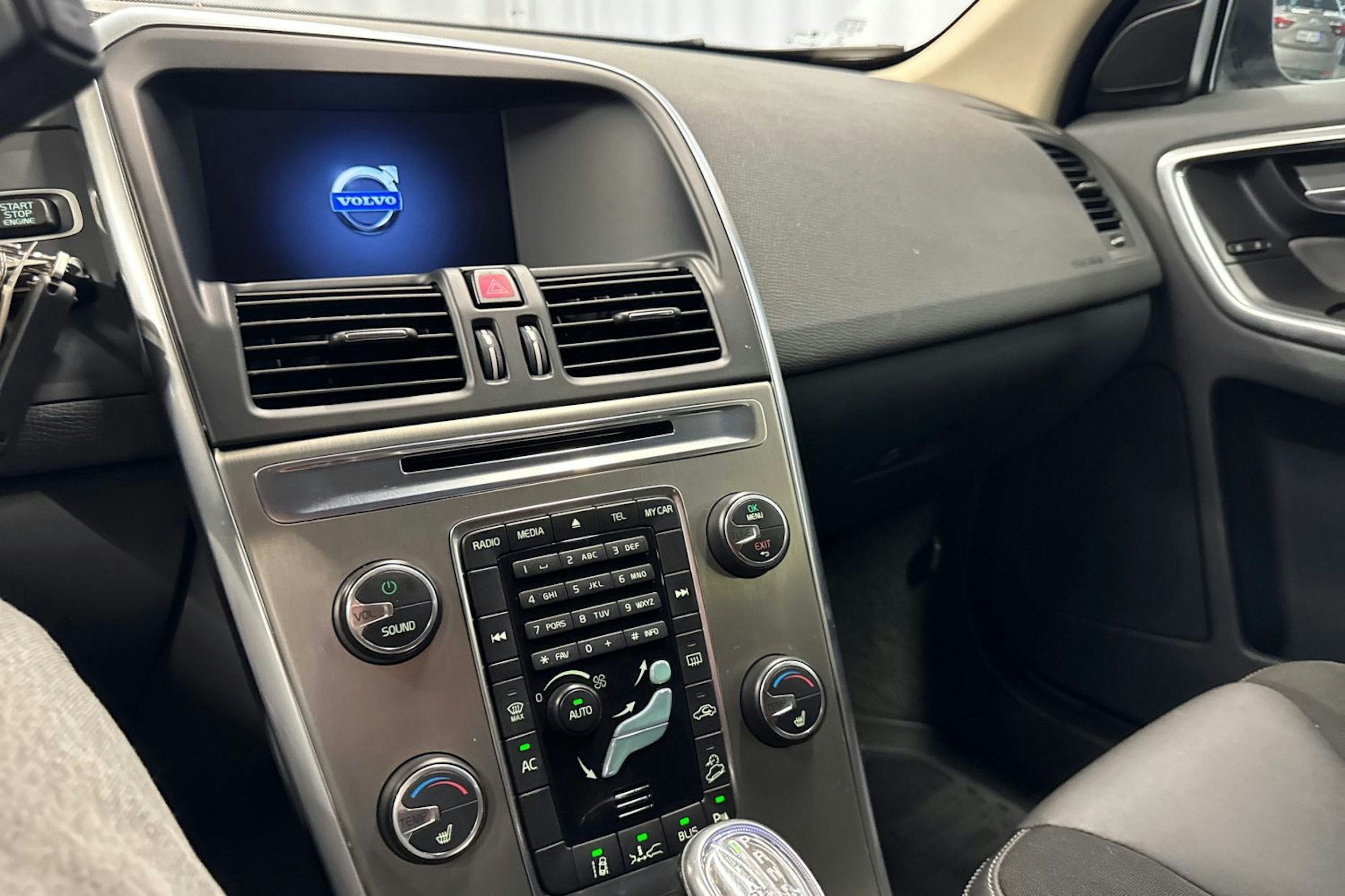 musta Volvo XC60 2013 kuva 16.