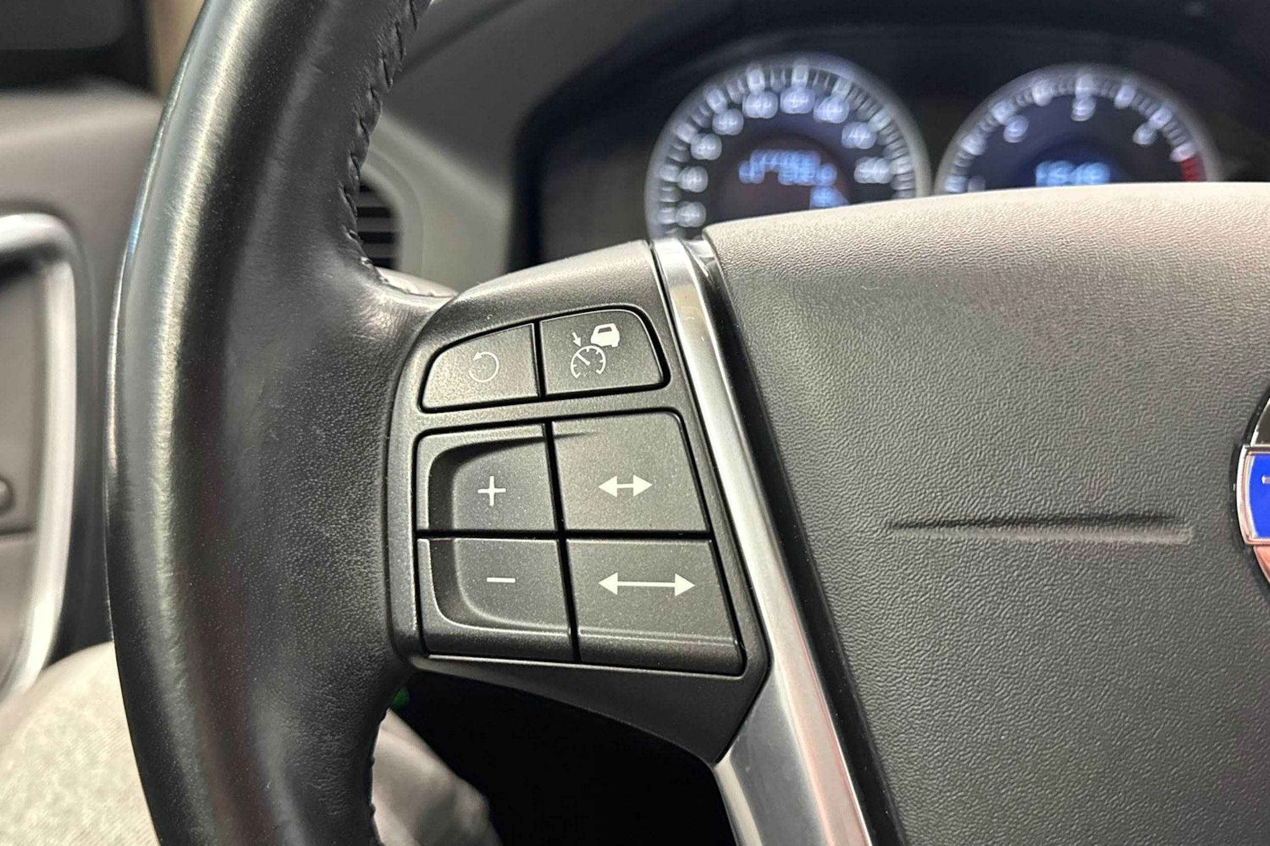 musta Volvo XC60 2013 kuva 18.
