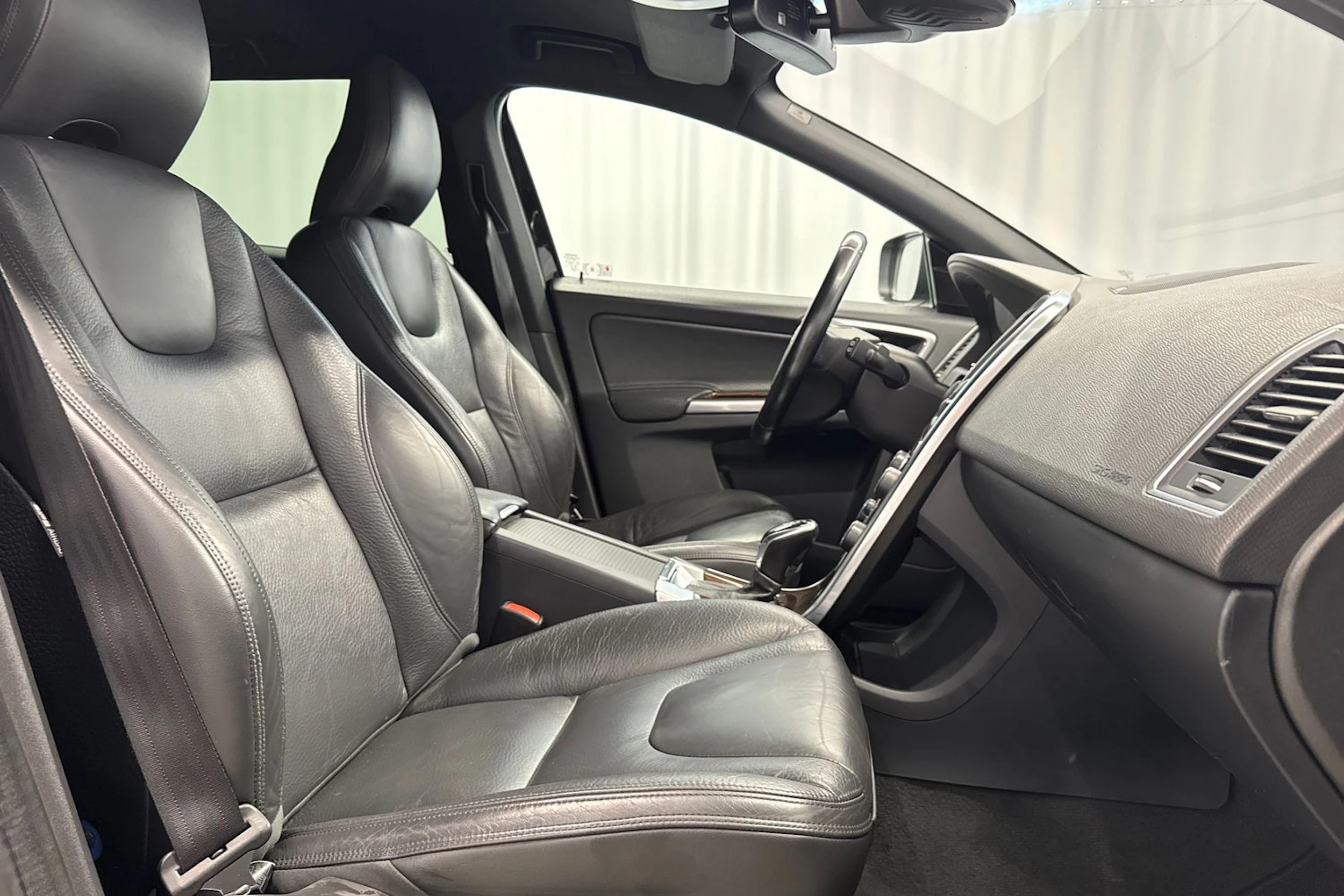 musta Volvo XC60 2013 kuva 15.