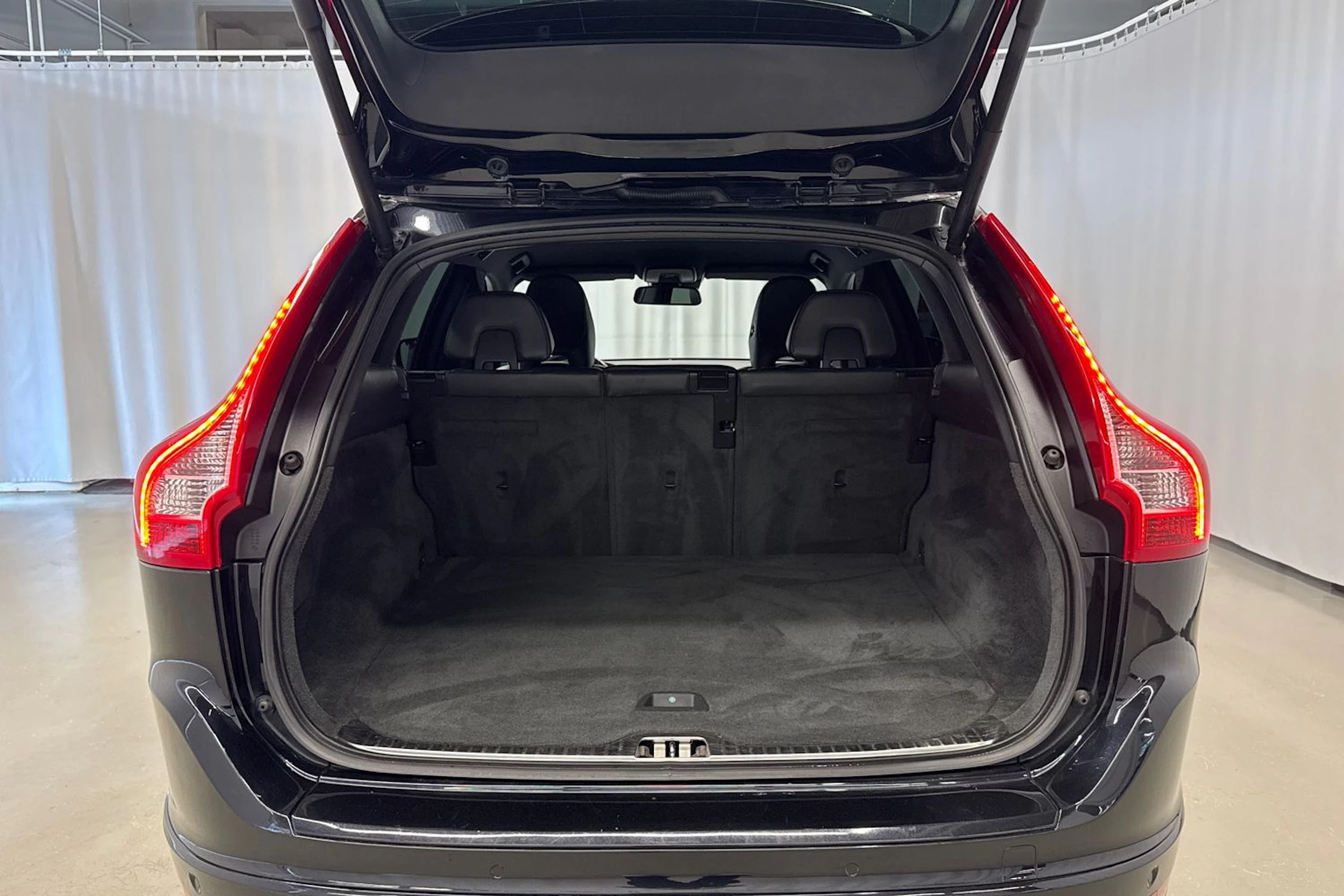 musta Volvo XC60 2013 kuva 17.